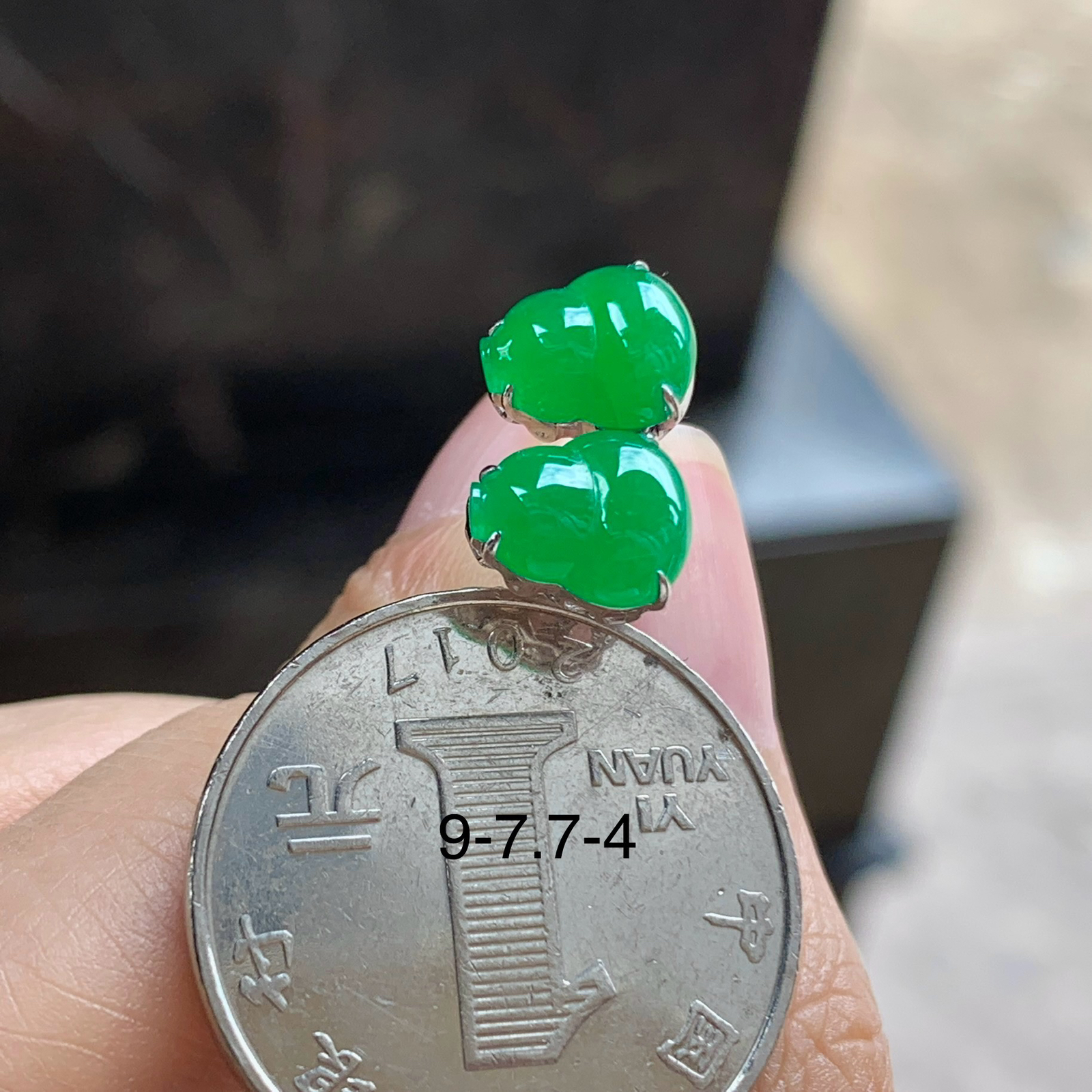 金钻镶嵌浓绿色葫芦耳钉^_^鲜艳