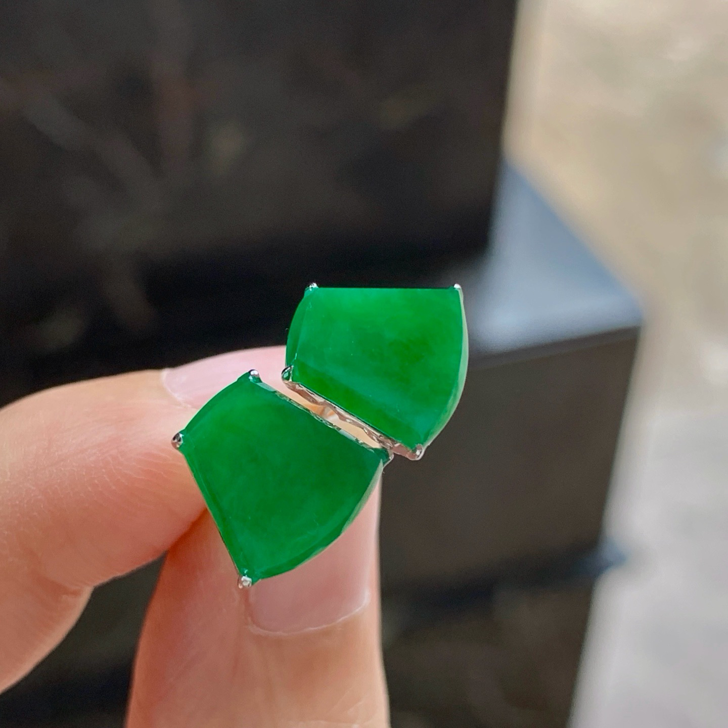 金镶嵌辣绿色无事牌^_^鲜艳