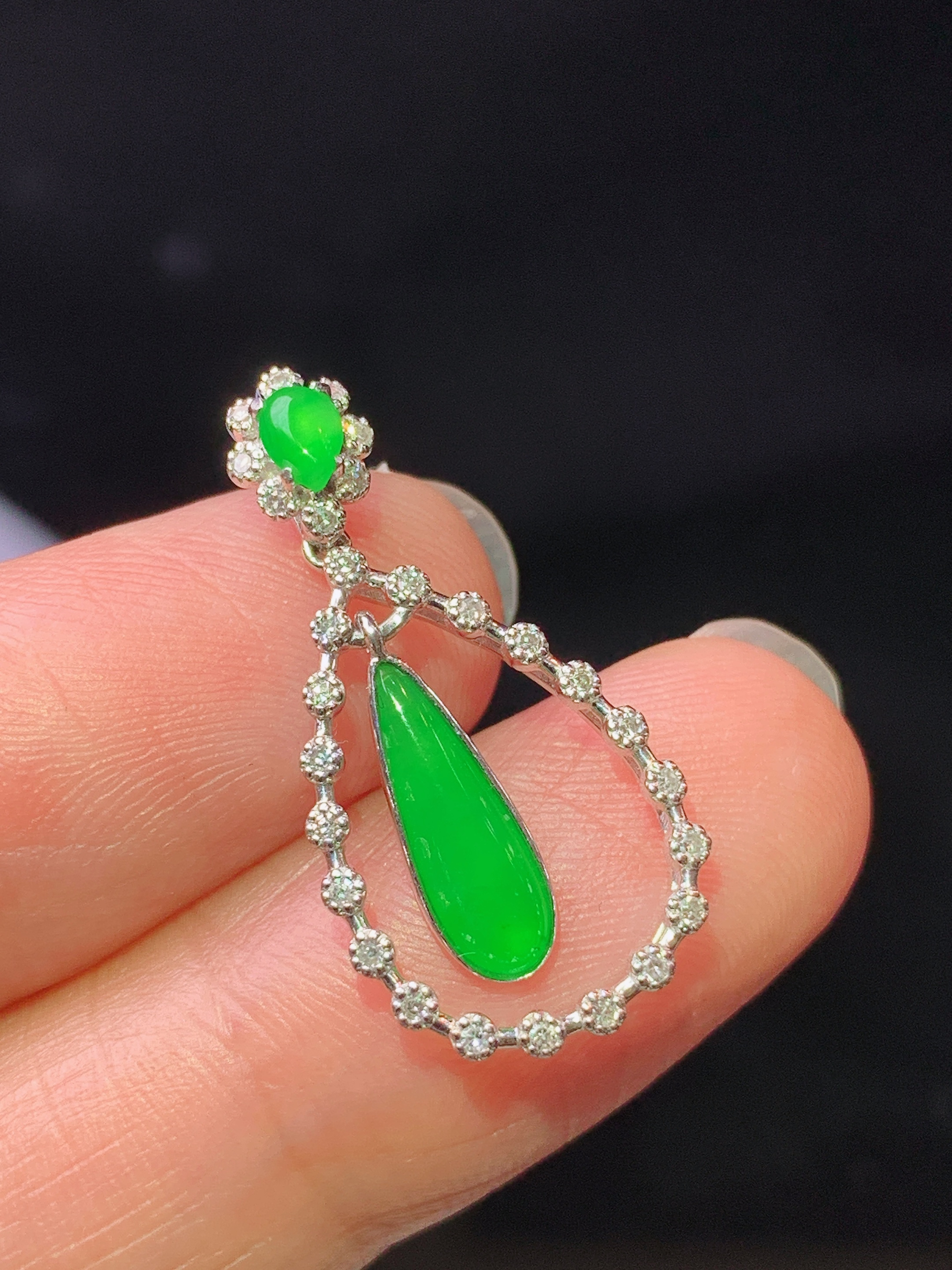 18k金钻镶嵌阳绿水滴吊坠 玉质细腻 色泽艳丽清新 水润亮眼 整体尺寸25*12.5*2.6 m3