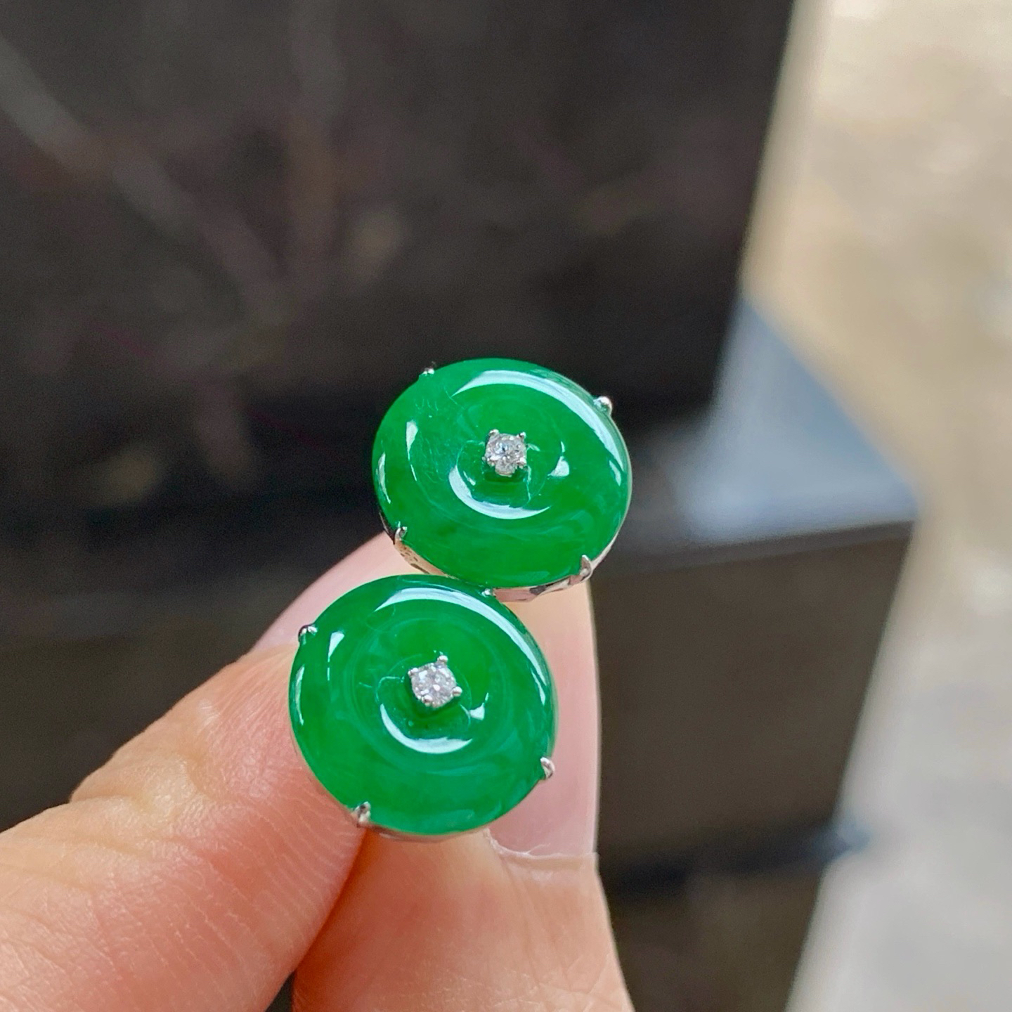 辣绿色平安扣耳钉一对^_^鲜艳 浓郁