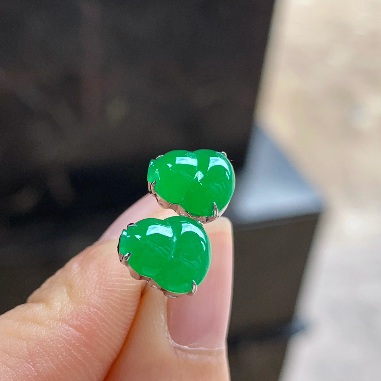 金钻镶嵌浓绿色葫芦耳钉^_^鲜艳