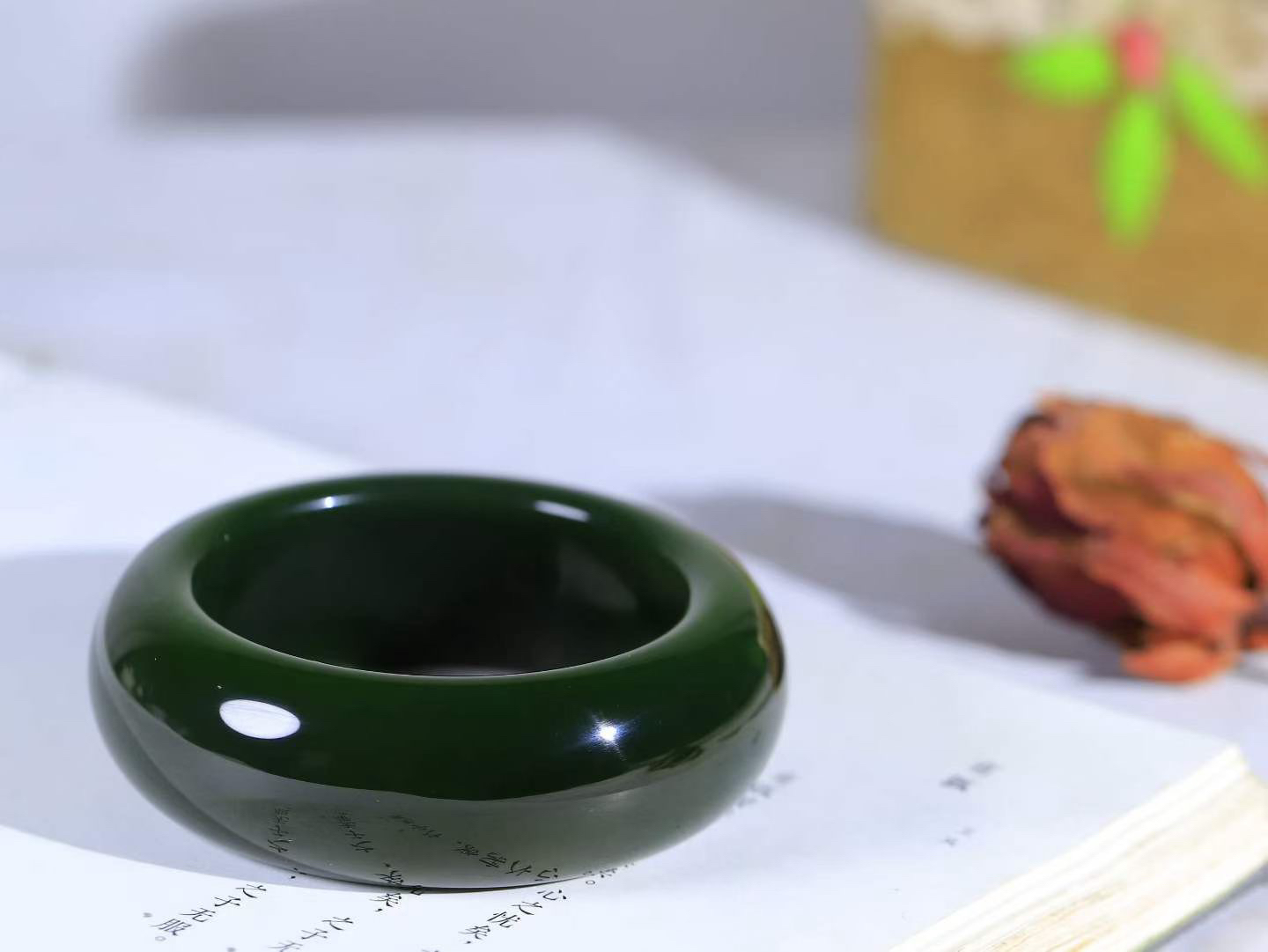【碧波流转·手镯】

收藏级臻品️和田玉碧玉轮胎手镯，玉质细腻温润，手感舒适，️线条流畅，简约大气，美自天成，佩戴于腕间，婉约之美，举手投足间透出那份低调奢华，醉人心扉。
重147.3克 内径圈口54mm  尺寸23.8-12mm  FDT-11501933