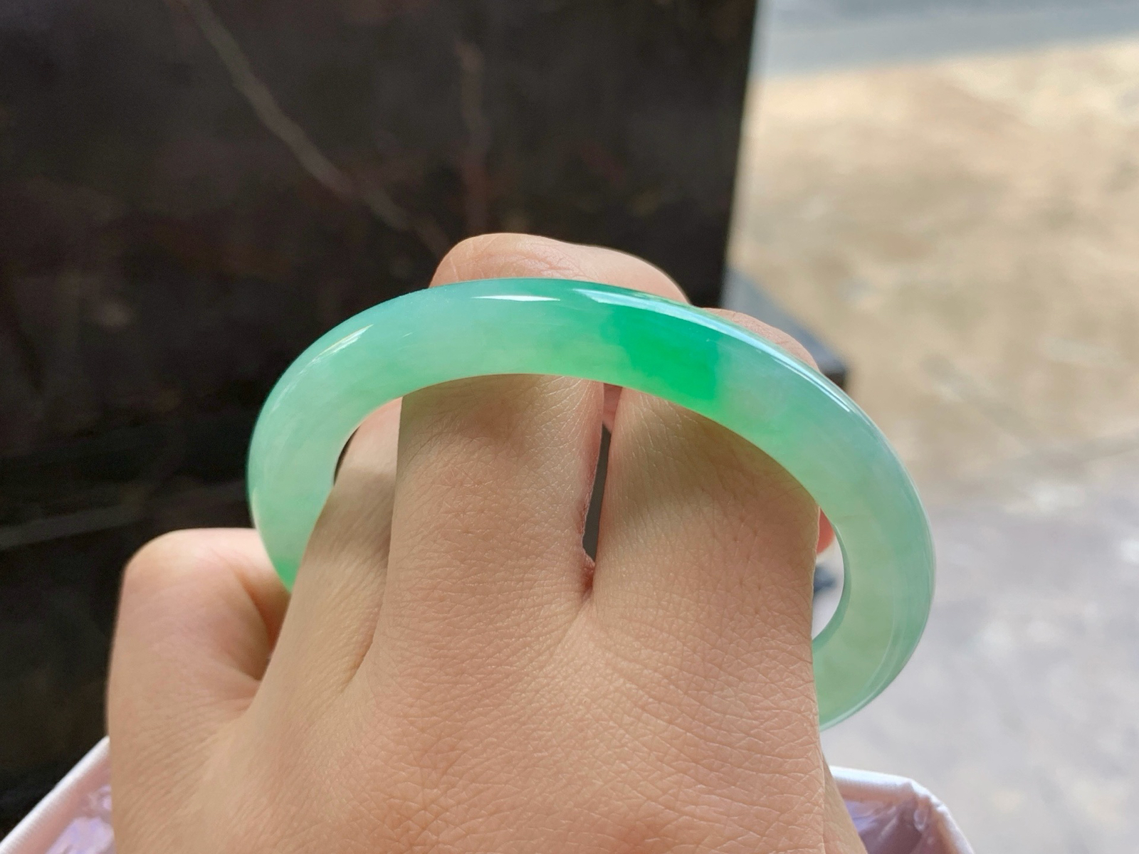 51-8.3

飘绿圆条手镯^_^色阳