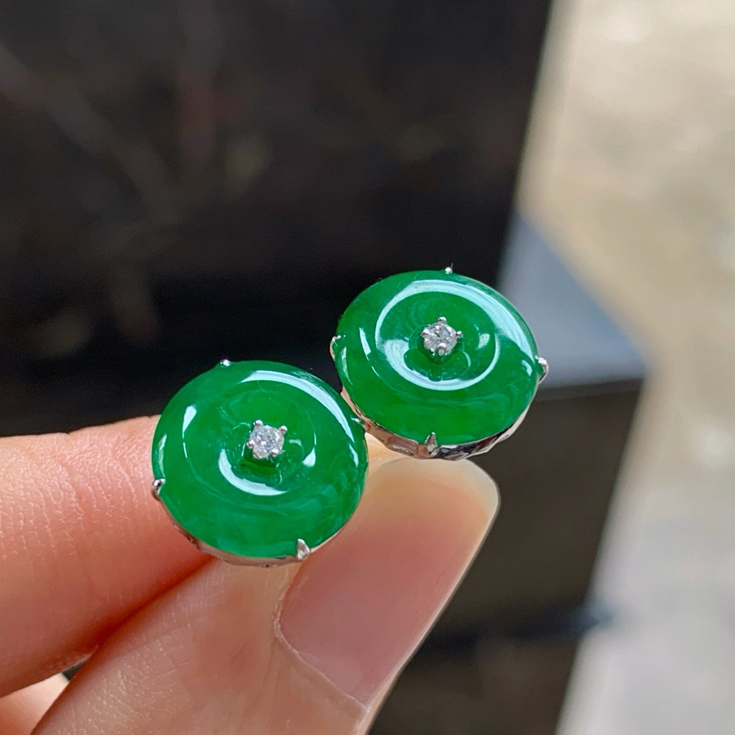 辣绿色平安扣耳钉一对^_^鲜艳 浓郁