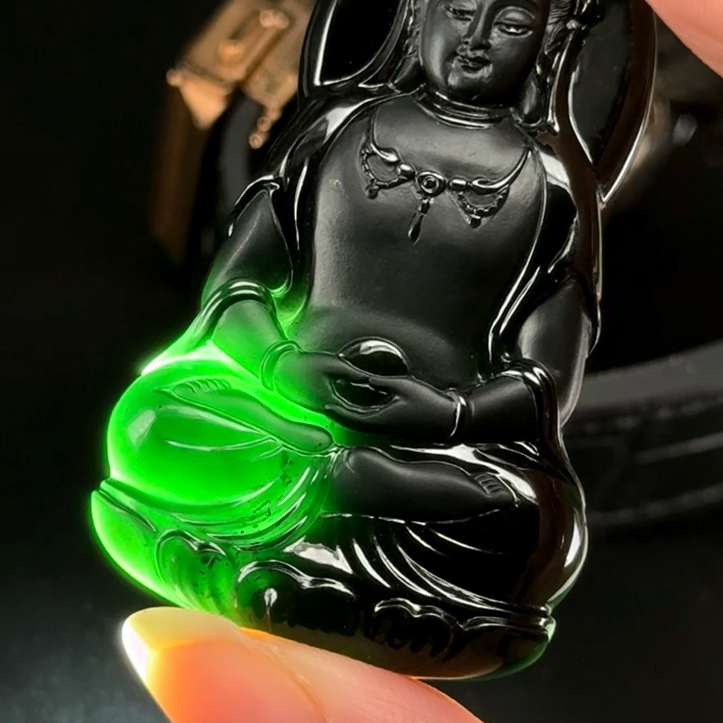 精品墨翠正观音 种好色正 黑度极好 打灯通透 油性十足 尺寸54.8
