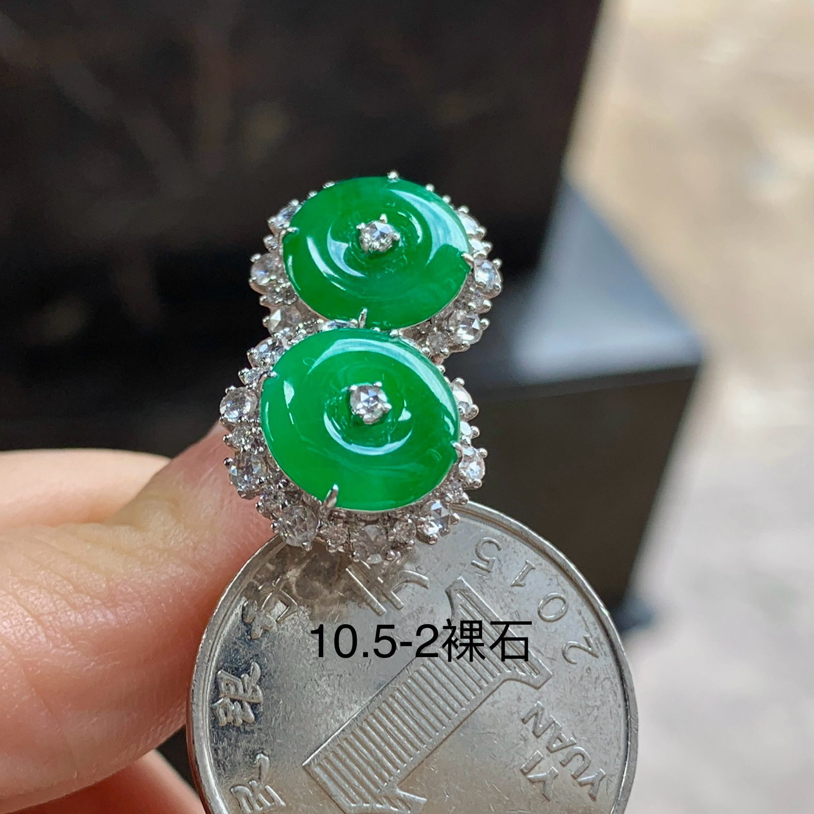 金钻镶嵌辣绿色平安扣耳钉^_^鲜艳浓郁