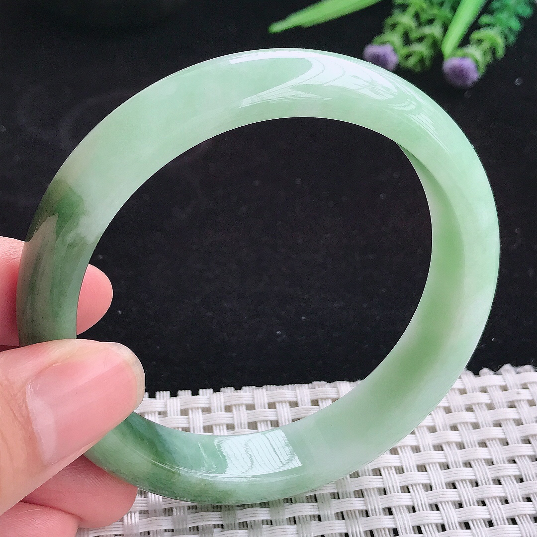 实拍A货翡翠61/13.4/8.5大圈口老坑精美满色半山半水手镯宽边玉手镯