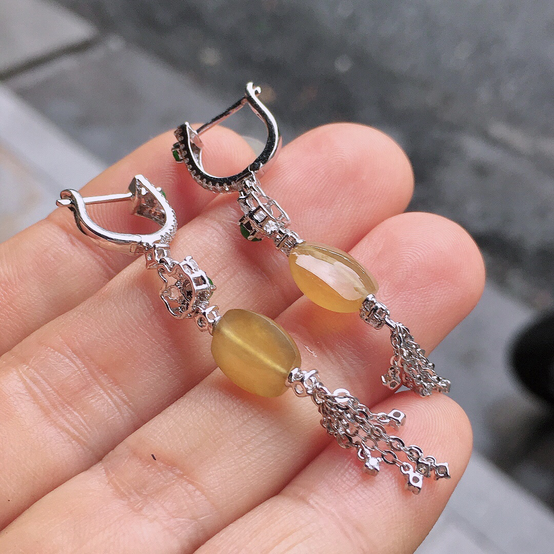 黄翡流苏耳坠，色泽均匀艳丽，玉质细腻，荧光感超
强，饱满圆润，简单大方，尽显优雅气质，18k
金豪华镶嵌