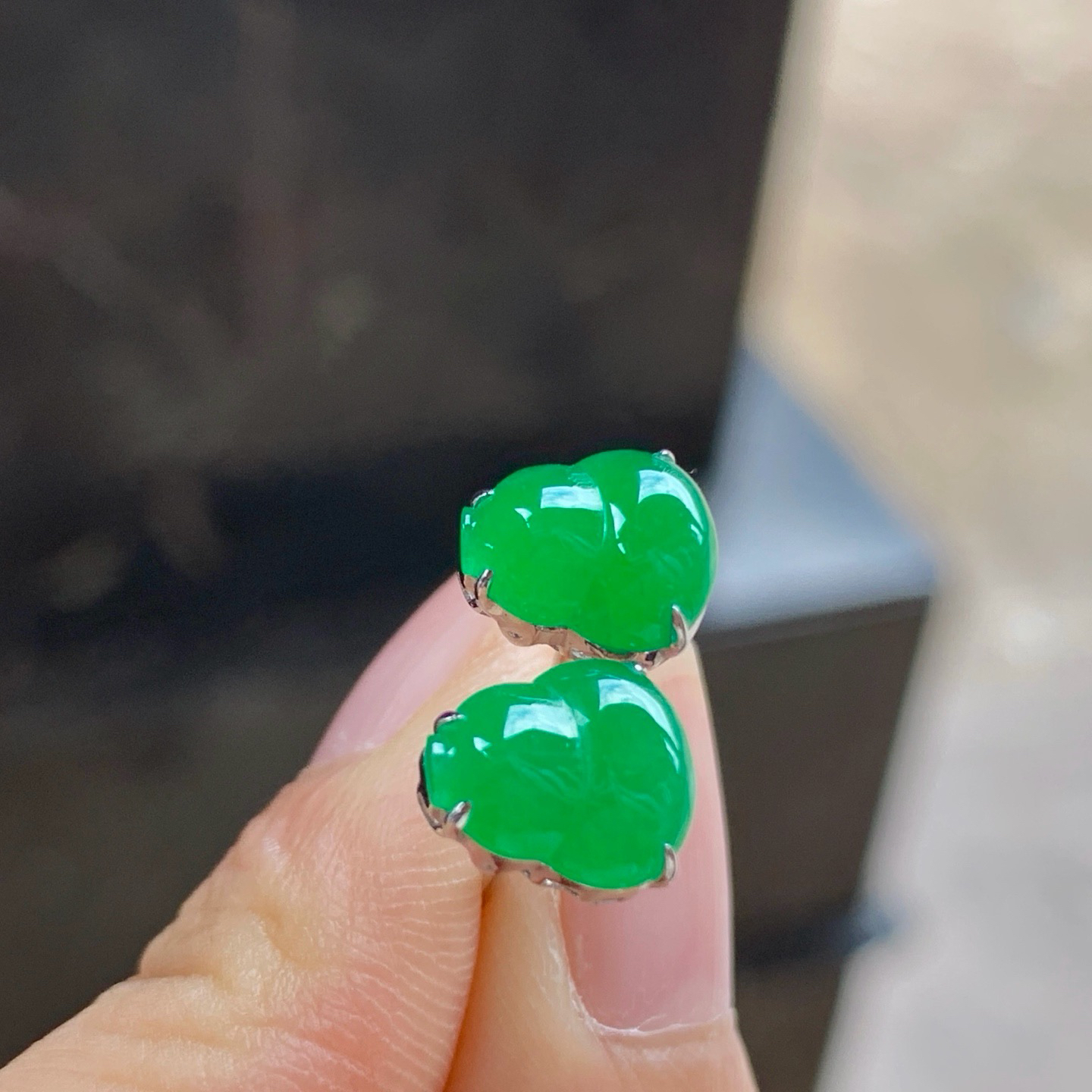 金钻镶嵌浓绿色葫芦耳钉^_^鲜艳