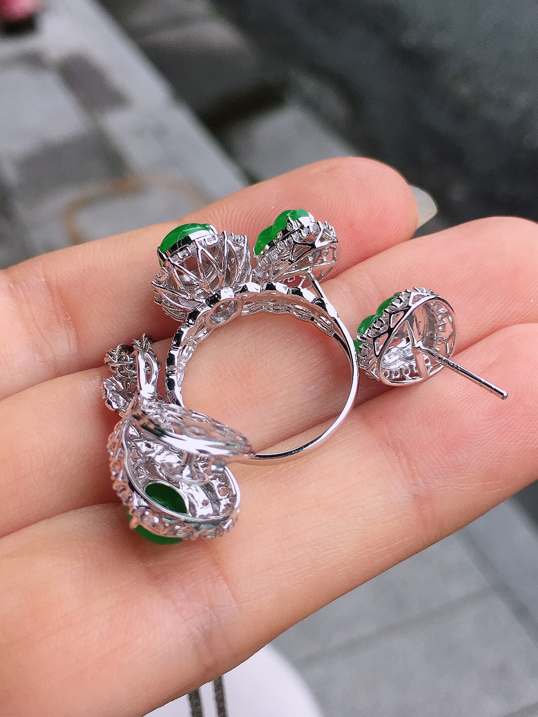 阳绿葫芦三件套（吊坠+耳钉+戒指），色泽均匀艳丽，玉质细腻，荧光感超
强，饱满圆润，简单大方，尽显优雅气质，18k
金豪华镶嵌