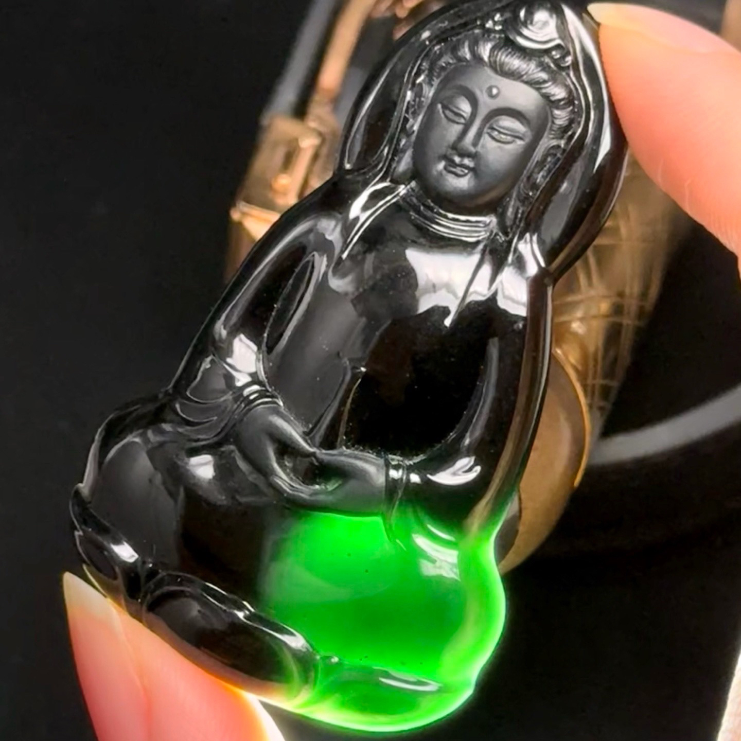 精品墨翠正观音 种好色正 黑度极好 打灯通透 油性十足 尺寸59