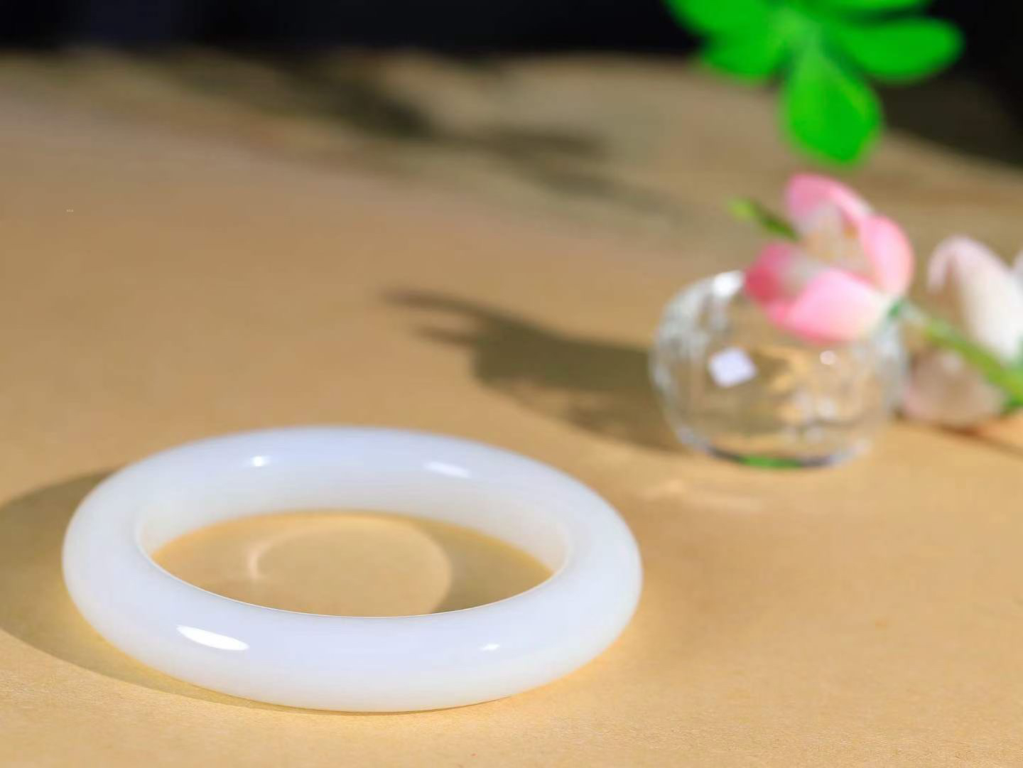 【花样年华·手镯】

收藏级臻品和田玉白玉手镯，质地油润细腻，色泽高贵典雅，镯型古朴典雅。在诗情画