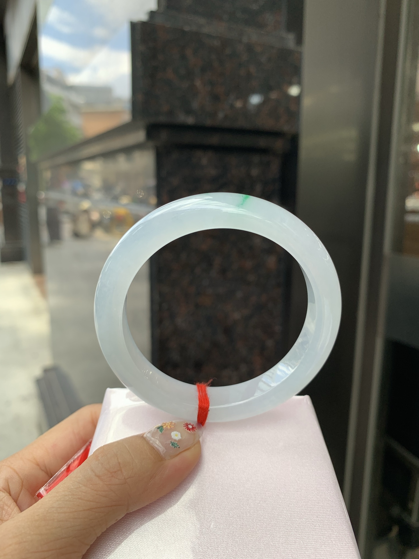 正圈，打灯细纹，底妆冰润，两抹阳绿花色像春芽，从水润如晨露的底子蹦跳而出，将春日的灵动生机凝于手镯中，戴上她，清水芙蓉般的清新感自然晕染，每一次抬手，都似把盎然绿意融入生活。