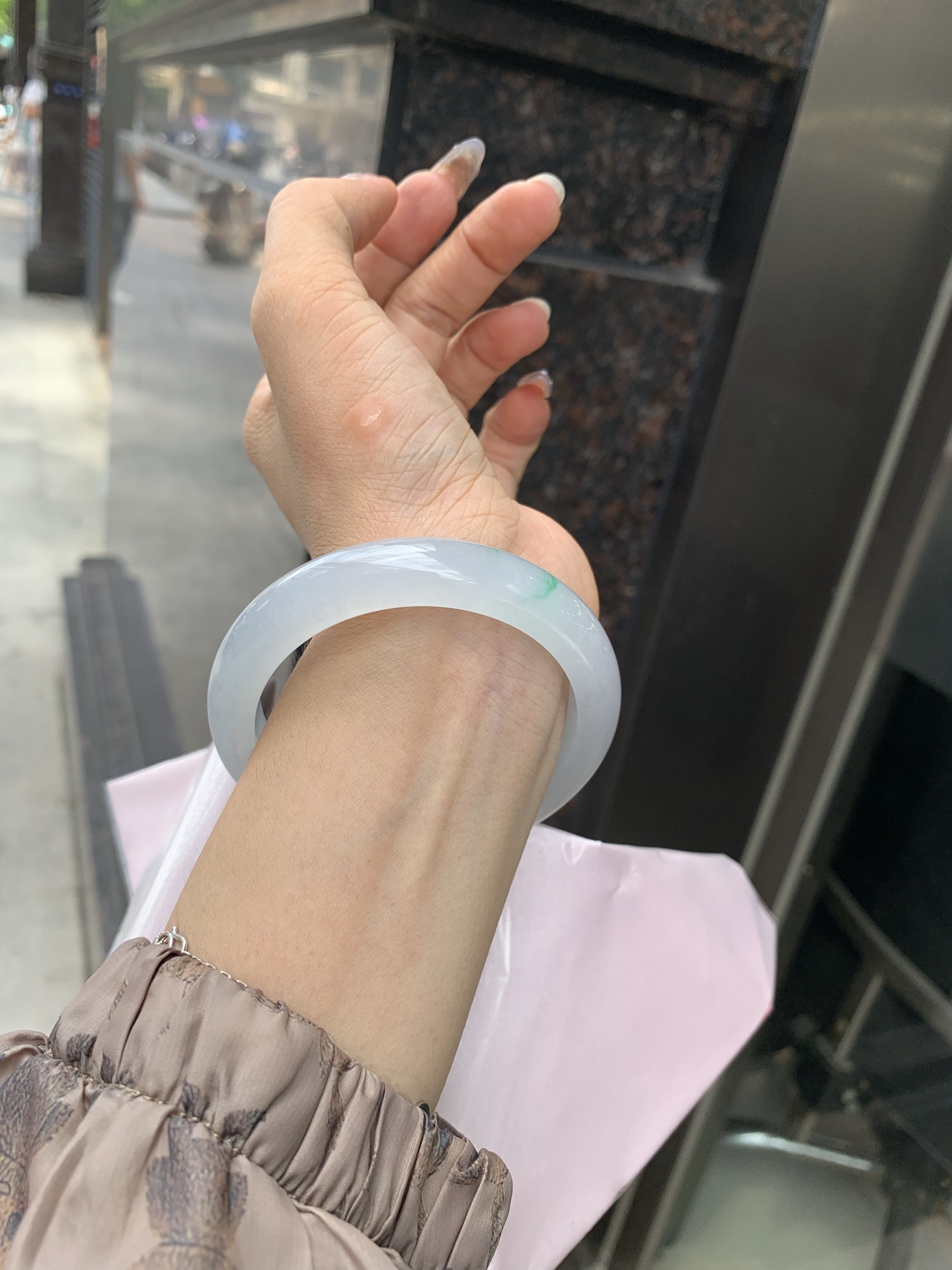 正圈，打灯细纹，底妆冰润，两抹阳绿花色像春芽，从水润如晨露的底子蹦跳而出，将春日的灵动生机凝于手镯中，戴上她，清水芙蓉般的清新感自然晕染，每一次抬手，都似把盎然绿意融入生活。