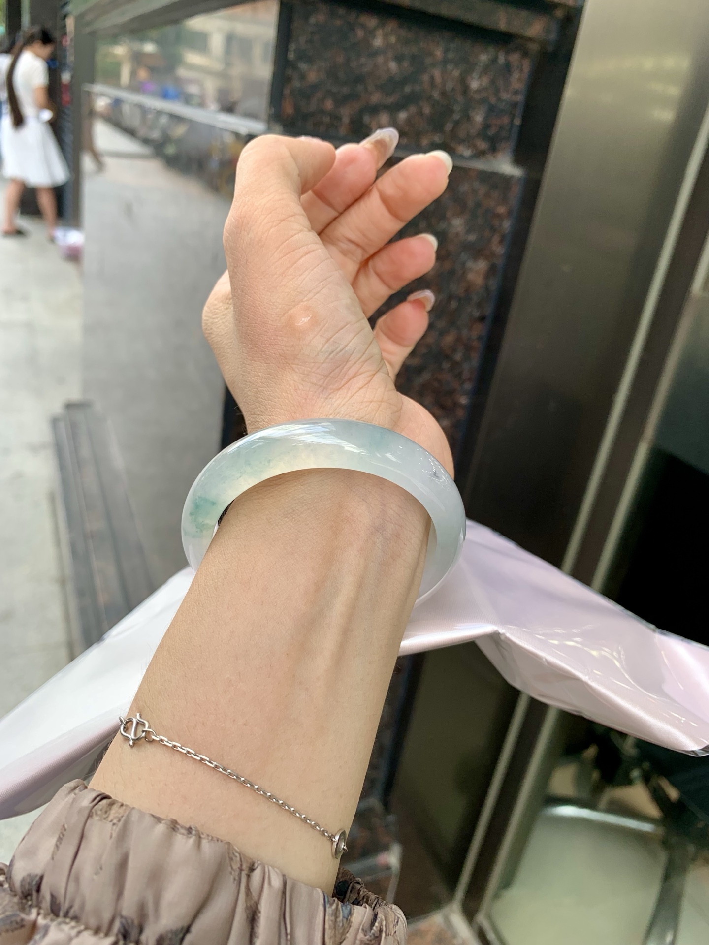 冰飘花正圈 52.5-7.5-11.8 0522-N769 打灯细纹，底妆冰润细腻，冰底中开出了朵朵蓝花，飘花灵动飘逸，勾勒出一幅唯美诗意的山水意境画，古典优雅又秀气