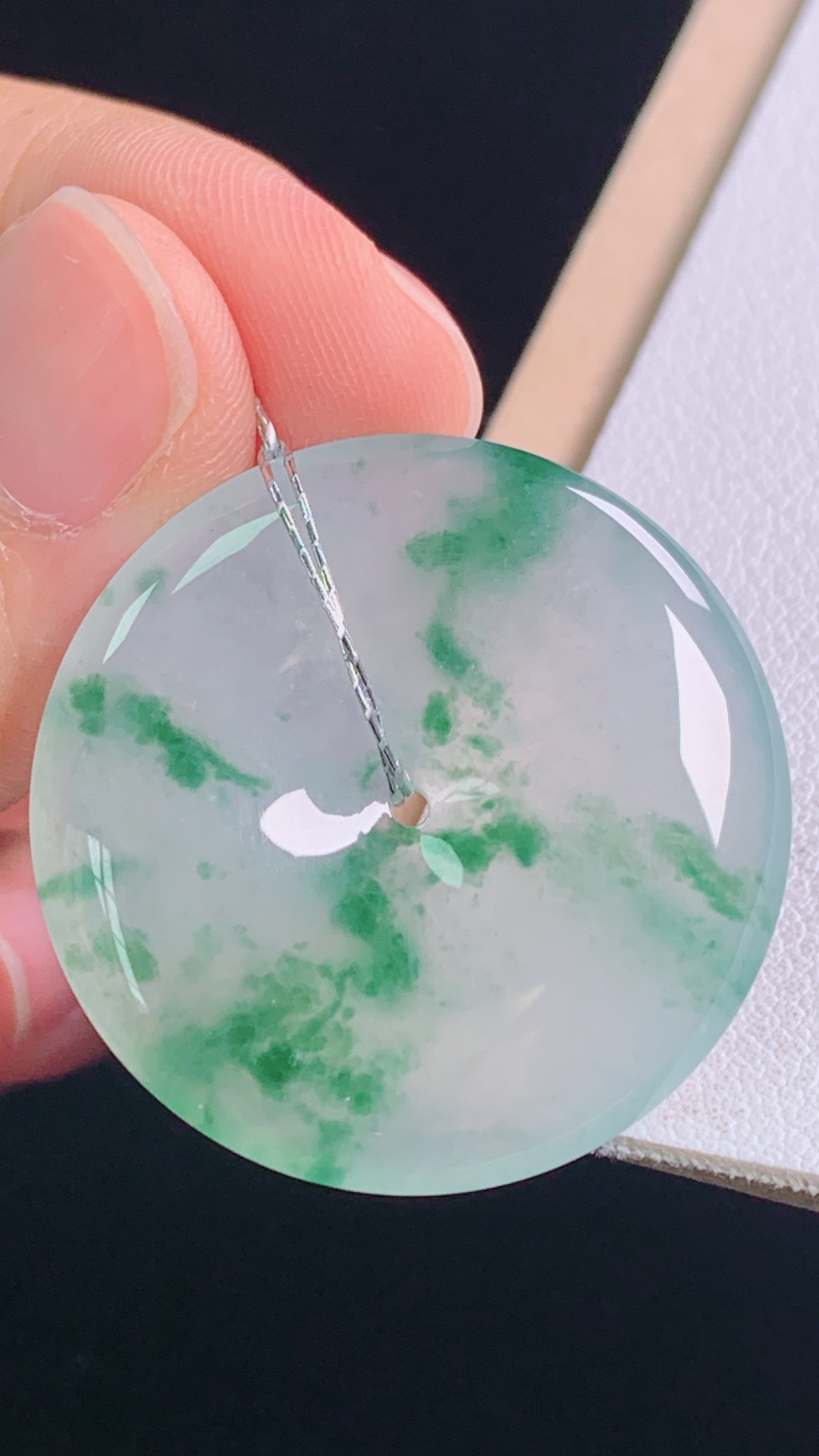 冰飘花平安扣，花色灵动，冰晶玉洁，无裂，尺寸:30.4-5.2mm 18