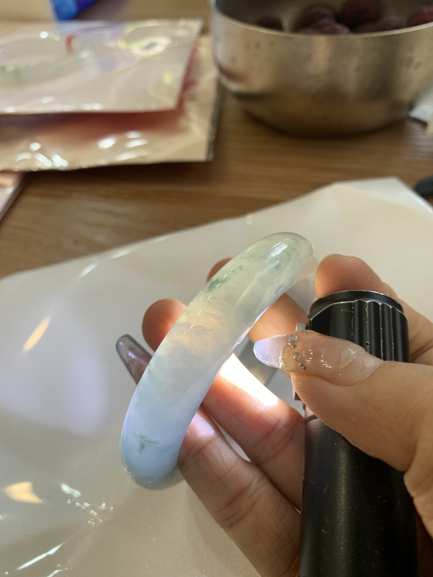 冰飘花正圈, 打灯多处细纹，底妆冰润细腻，冰底中开出了朵朵蓝花，飘花灵动飘逸，勾勒出一幅唯美诗意的山水意境画，秀气