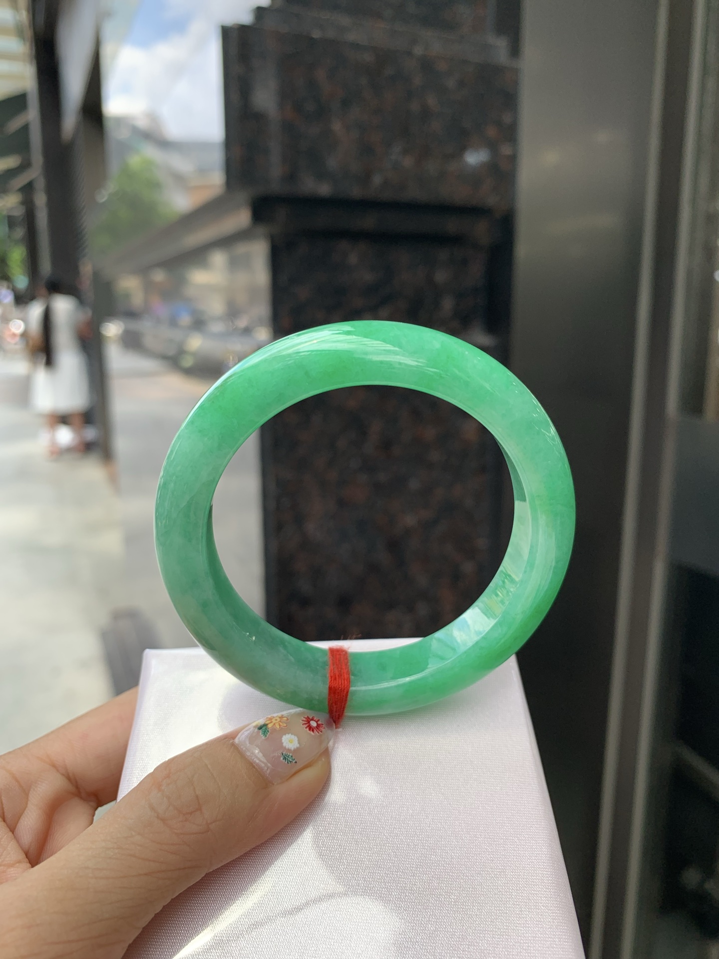 满绿正圈, 打灯细纹，满圈阳绿鲜艳青翠，色泽均匀分布，举手投足之间散发出来的贵气感