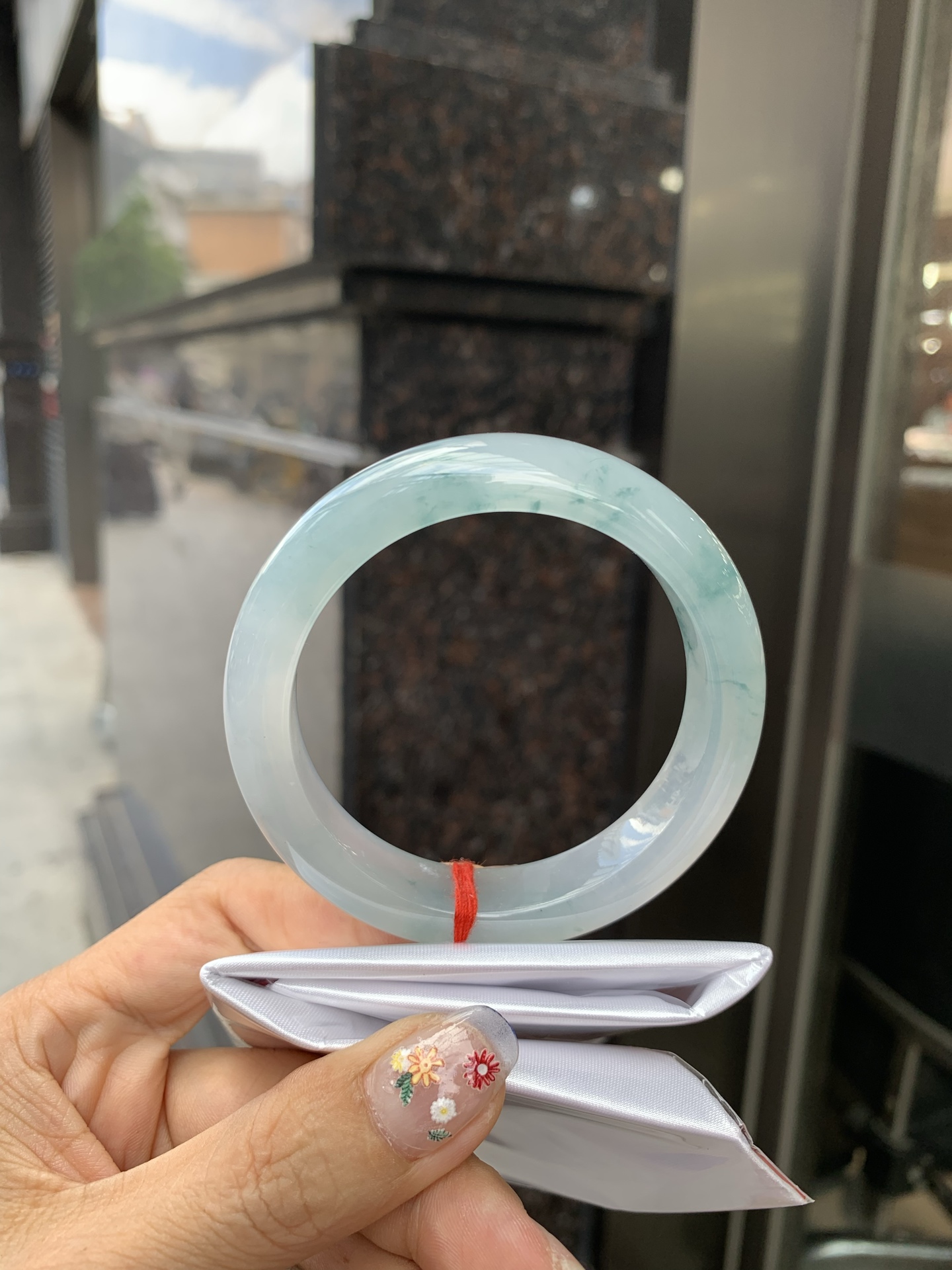 冰飘花正圈, 打灯多处细纹，底妆冰润细腻，冰底中开出了朵朵蓝花，飘花灵动飘逸，勾勒出一幅唯美诗意的山