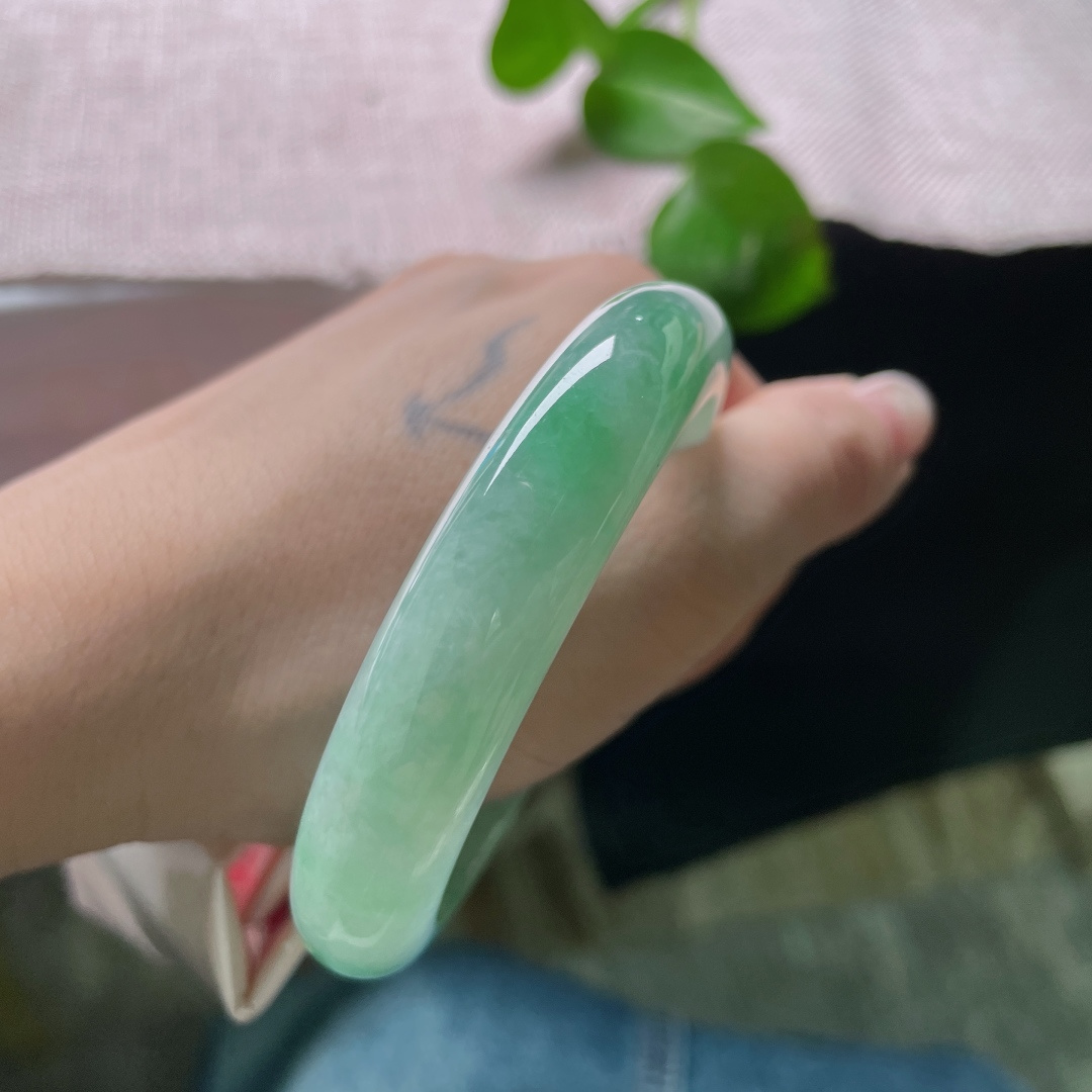 55.2/12.6/8.2，绿底正圈，水润，佩戴古典优雅，韵味十足，种老，无裂，ss53547a