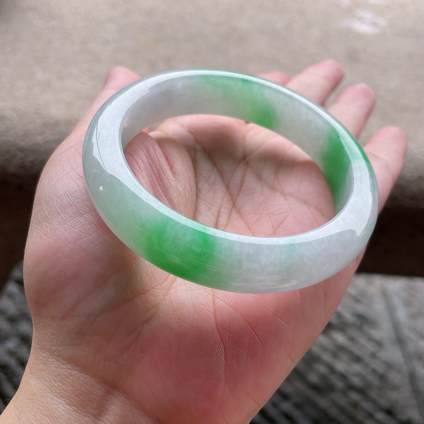 白底飘绿，色泽鲜艳，玉质细腻，水润，种老，有纹