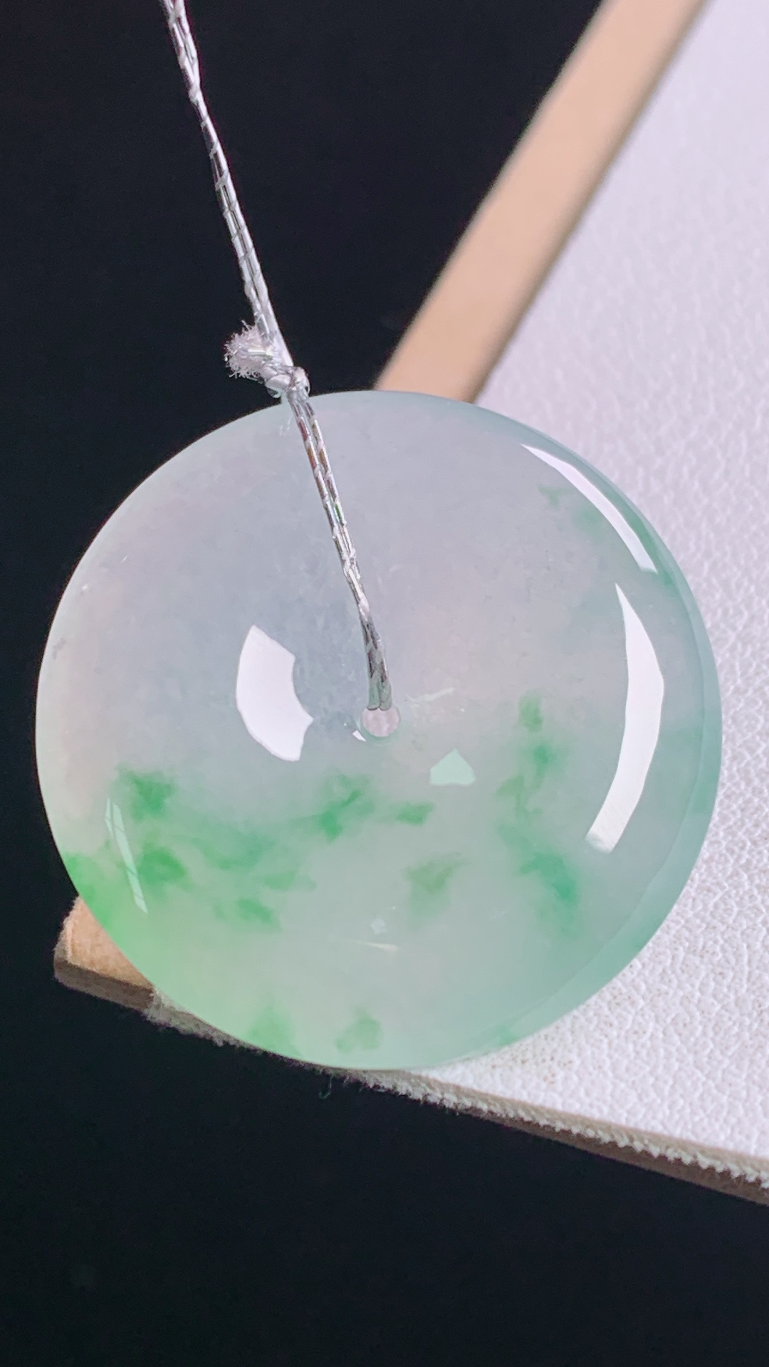 冰飘绿平安扣，翠色清新，花色灵动，无裂，尺寸:27.4-5.2mm 18