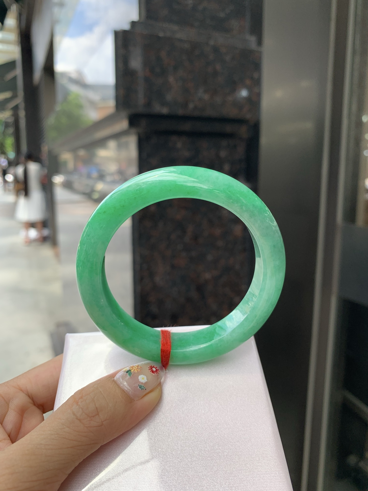 满绿正圈, 打灯细纹，满圈阳绿鲜艳青翠，色泽均匀分布，举手投足之间散发出来的贵气感