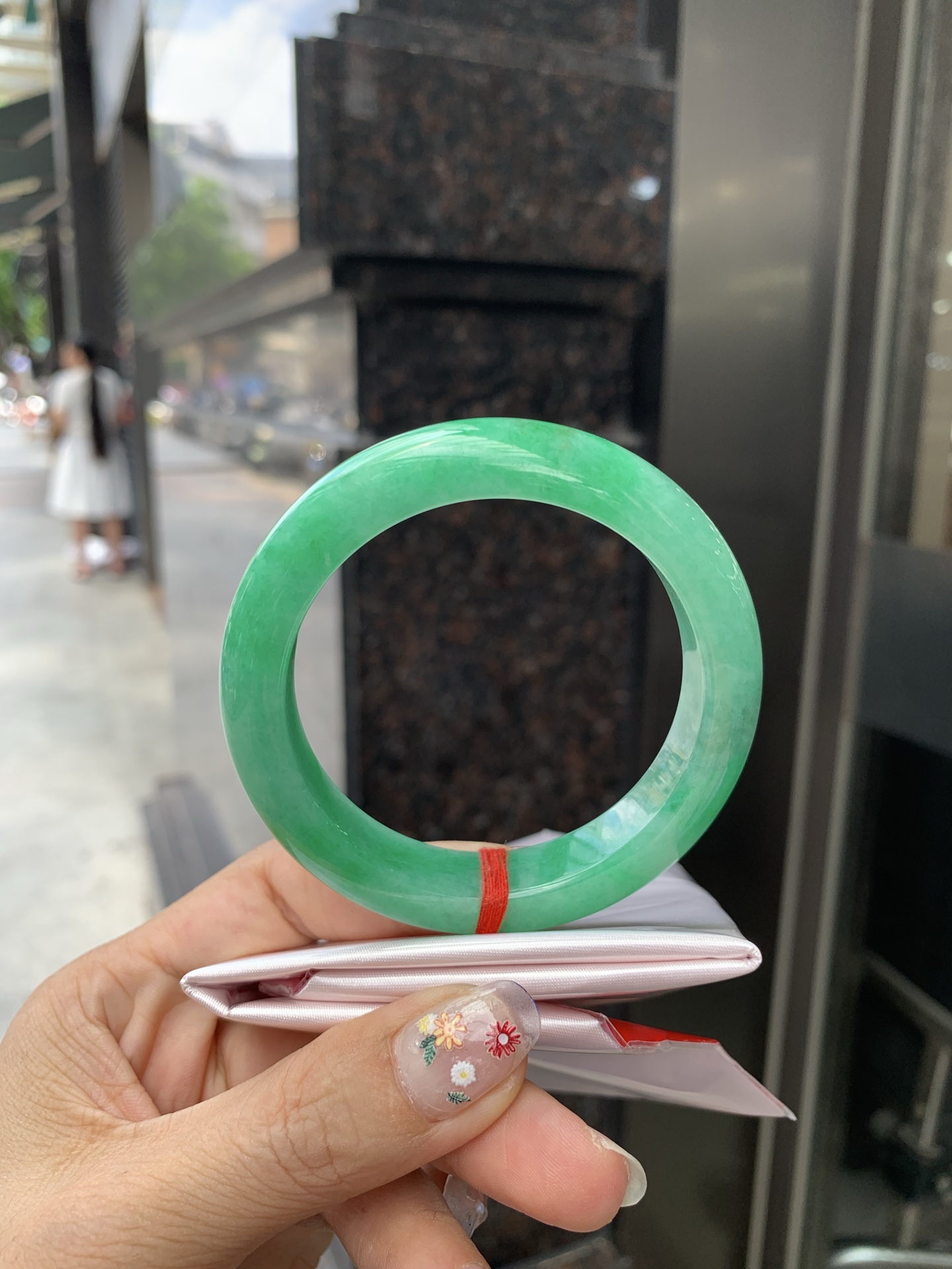 满绿正圈, 打灯细纹，满圈阳绿鲜艳青翠，色泽均匀分布，举手投足之间散发出来的贵气感