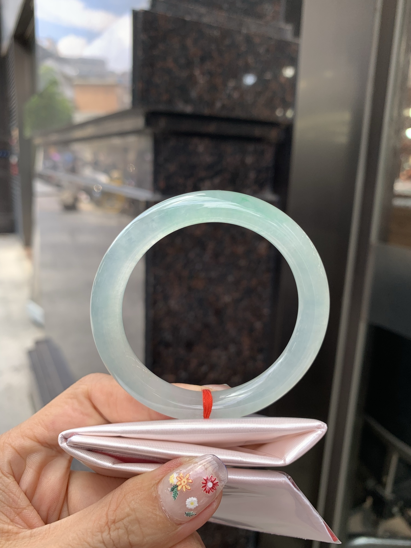 冰晴绿美人条 0522-N783 打灯细纹，底妆冰胶十足，满圈晴绿带飘花，像初春嫩芽落入清泉，均匀柔