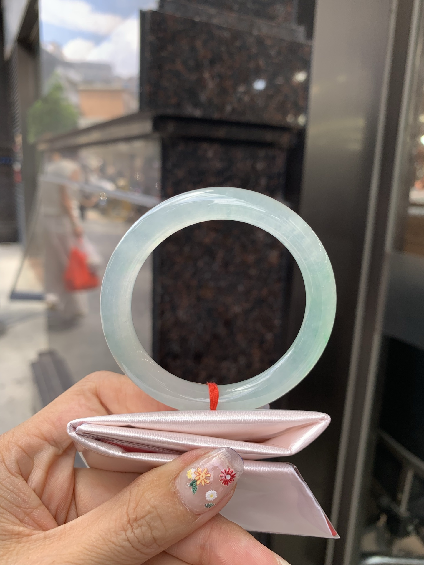 冰晴绿美人条 0522-N783 打灯细纹，底妆冰胶十足，满圈晴绿带飘花，像初春嫩芽落入清泉，均匀柔和，抬眼就是一片宁静感