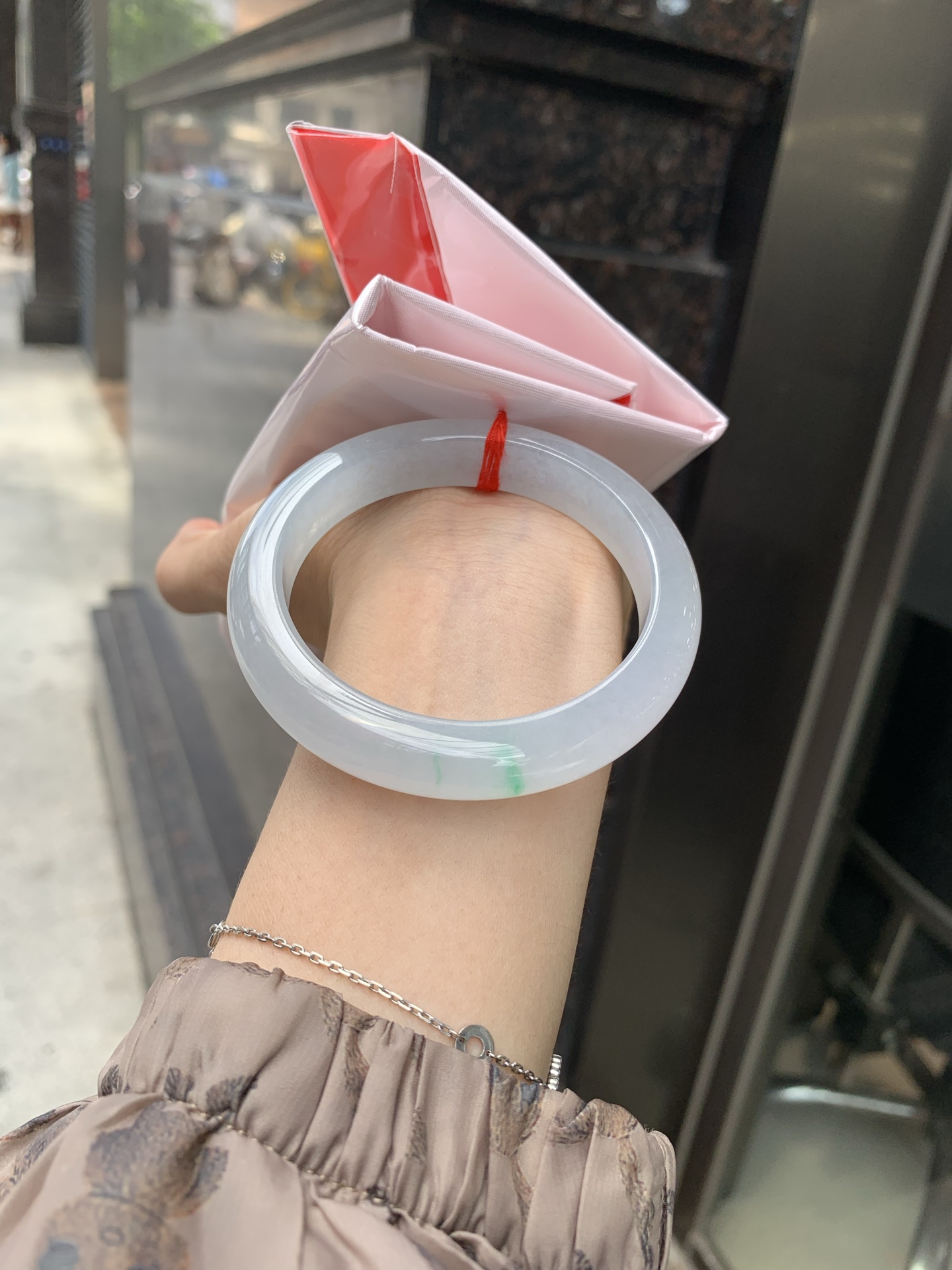 正圈，打灯细纹，底妆冰润，两抹阳绿花色像春芽，从水润如晨露的底子蹦跳而出，将春日的灵动生机凝于手镯中，戴上她，清水芙蓉般的清新感自然晕染，每一次抬手，都似把盎然绿意融入生活。