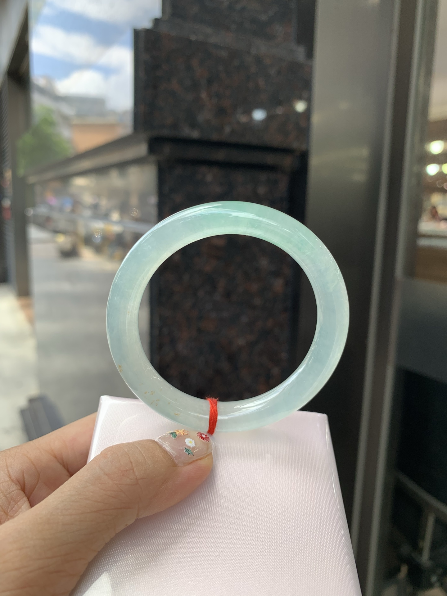 冰晴绿美人条 0522-N783 打灯细纹，底妆冰胶十足，满圈晴绿带飘花，像初春嫩芽落入清泉，均匀柔和，抬眼就是一片宁静感