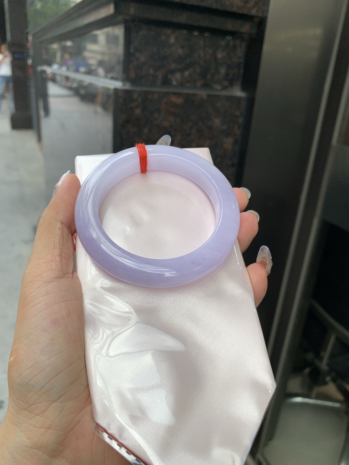 正圈 55.8-10.2-12.1 0522-N776 无裂，底妆水润，满圈紫罗兰吸睛抢眼，浪漫迷人，仙气飘飘，优雅高贵显气质，感满满，满满紫罗兰底色均匀不失色，不同光线不一样视觉感受