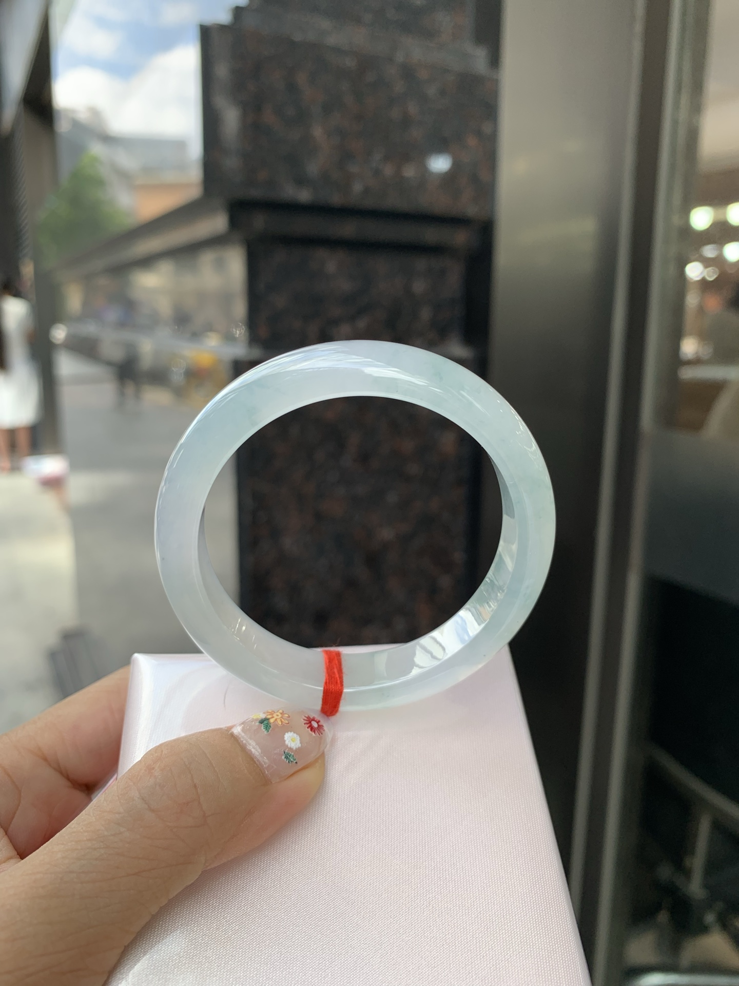 冰飘花正圈 52.5-7.5-11.8 0522-N769 打灯细纹，底妆冰润细腻，冰底中开出了朵朵蓝花，飘花灵动飘逸，勾勒出一幅唯美诗意的山水意境画，古典优雅又秀气