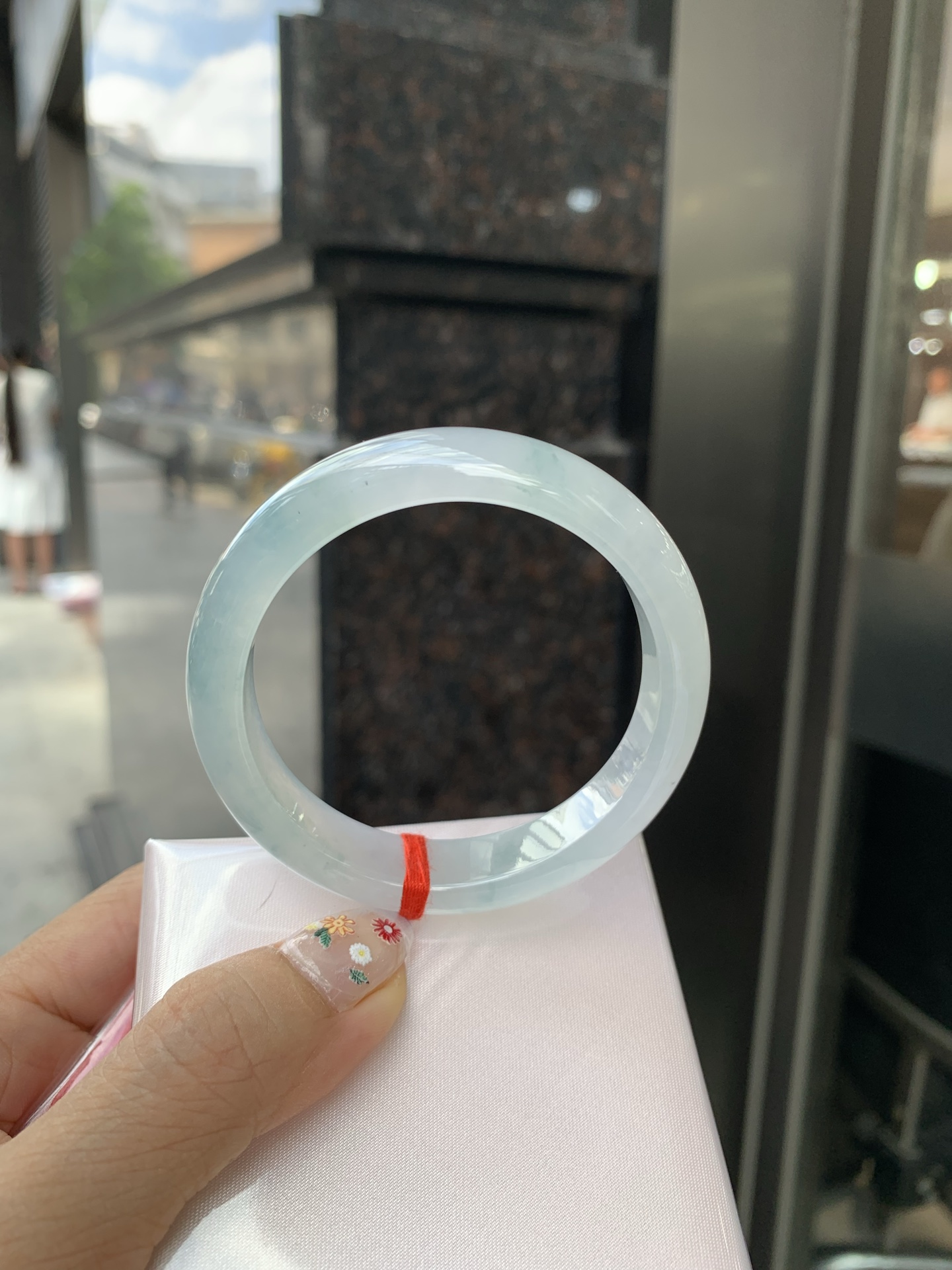冰飘花正圈 52.5-7.5-11.8 0522-N769 打灯细纹，底妆冰润细腻，冰底中开出了朵朵蓝花，飘花灵动飘逸，勾勒出一幅唯美诗意的山水意境画，古典优雅又秀气