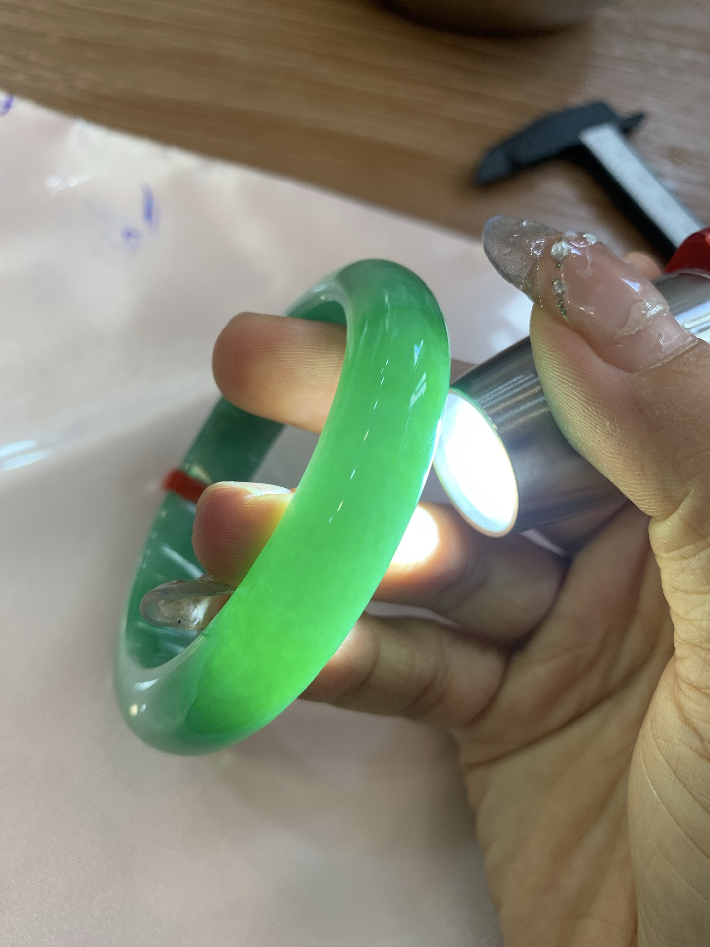 满绿正圈, 打灯细纹，满圈阳绿鲜艳青翠，色泽均匀分布，举手投足之间散发出来的贵气感