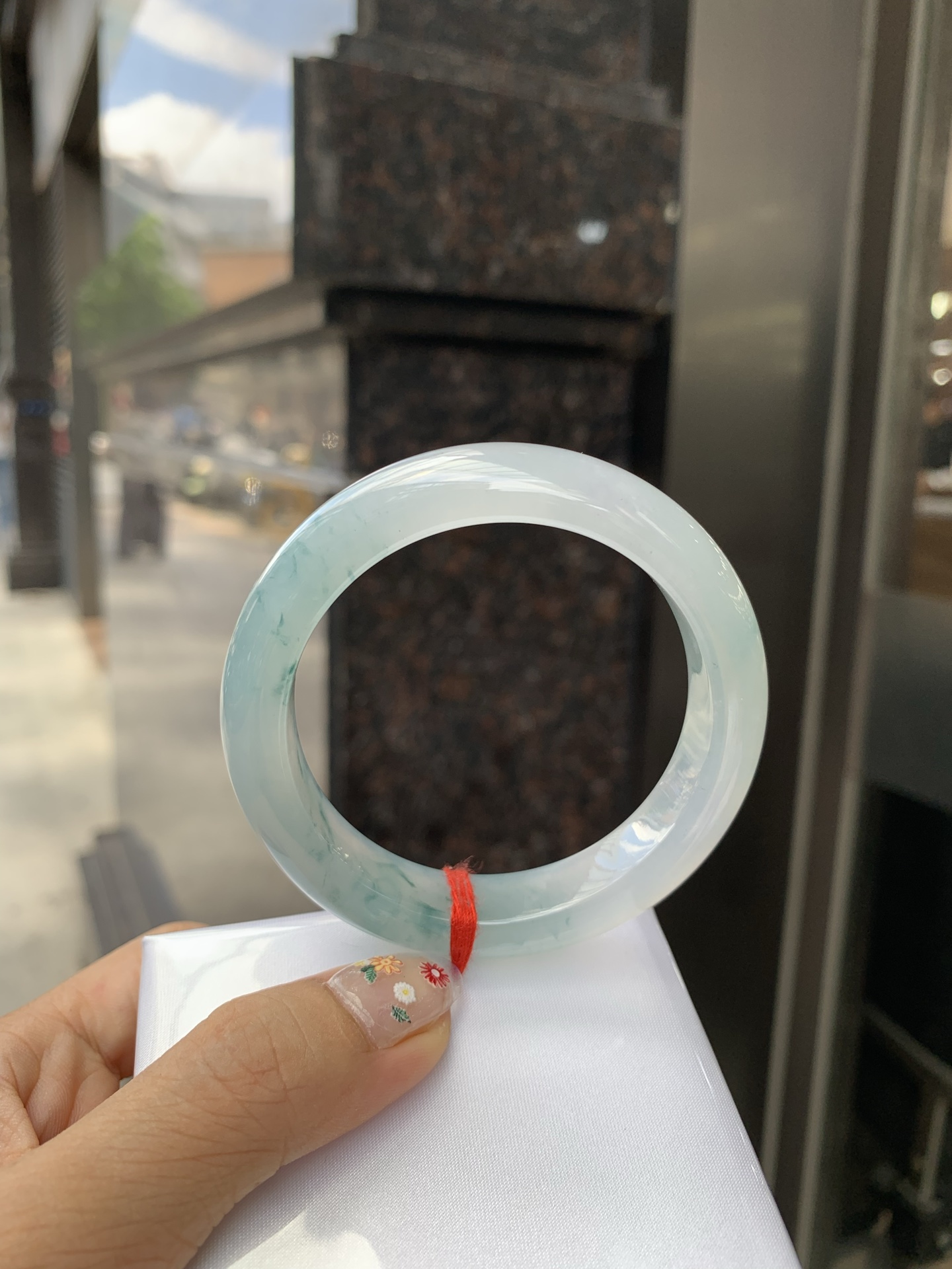 冰飘花正圈, 打灯多处细纹，底妆冰润细腻，冰底中开出了朵朵蓝花，飘花灵动飘逸，勾勒出一幅唯美诗意的山水意境画，秀气