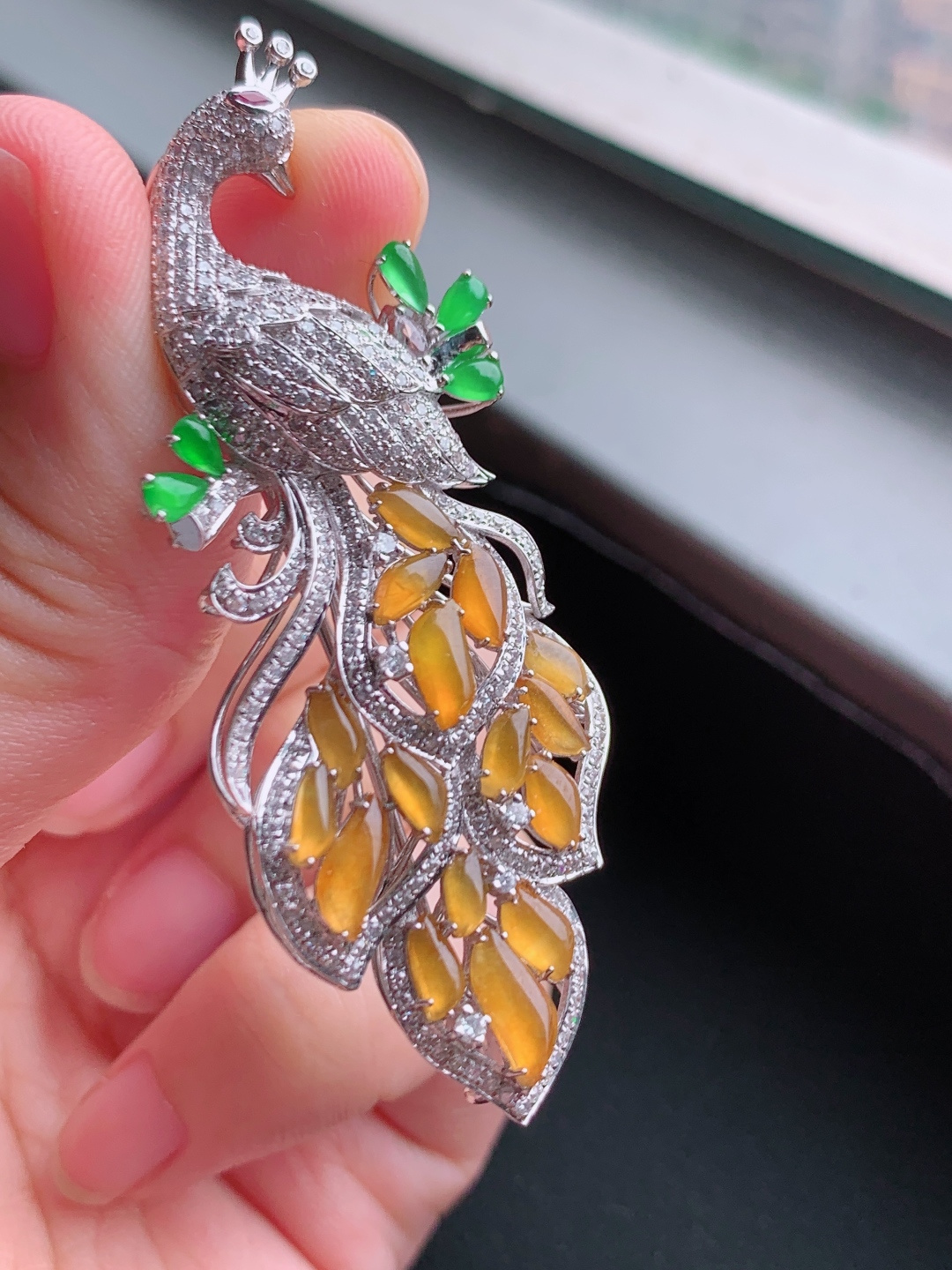 黄翡孔雀胸针，精工镶嵌华美灵动，富贵吉祥 自然光拍摄