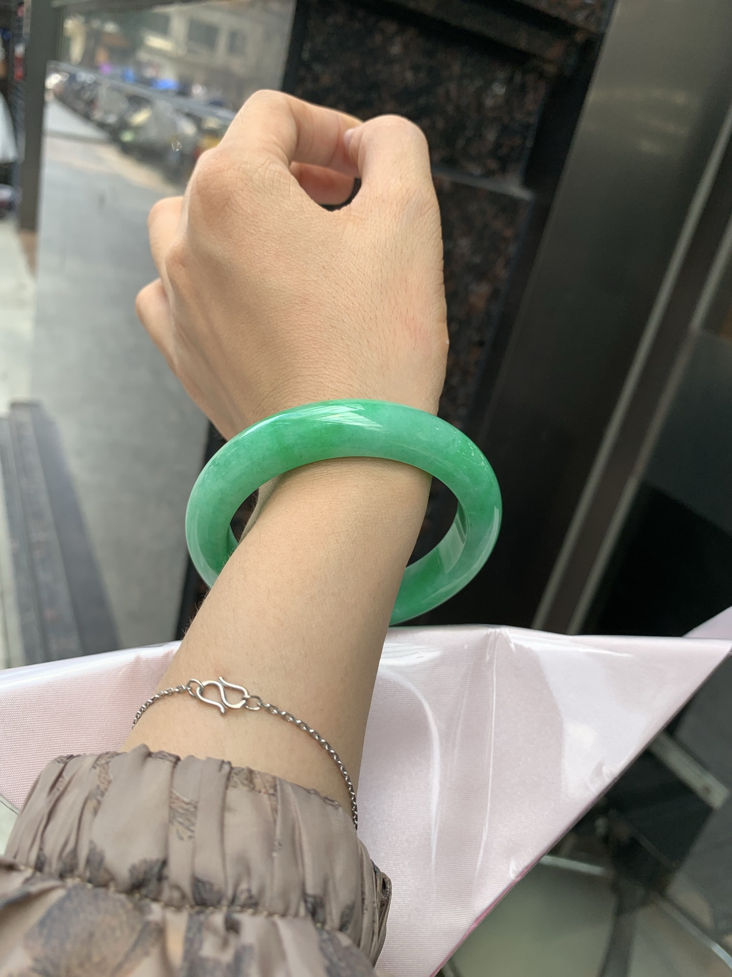满绿正圈, 打灯细纹，满圈阳绿鲜艳青翠，色泽均匀分布，举手投足之间散发出来的贵气感
