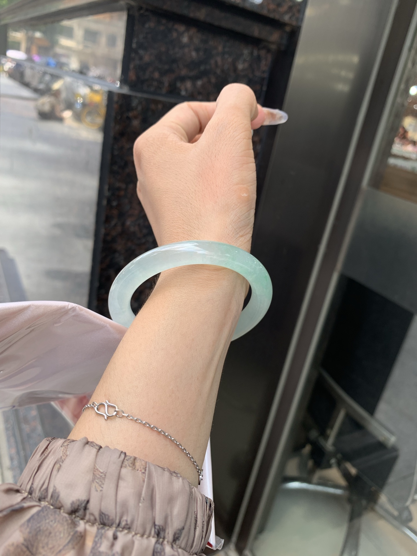 冰晴绿美人条 0522-N783 打灯细纹，底妆冰胶十足，满圈晴绿带飘花，像初春嫩芽落入清泉，均匀柔和，抬眼就是一片宁静感