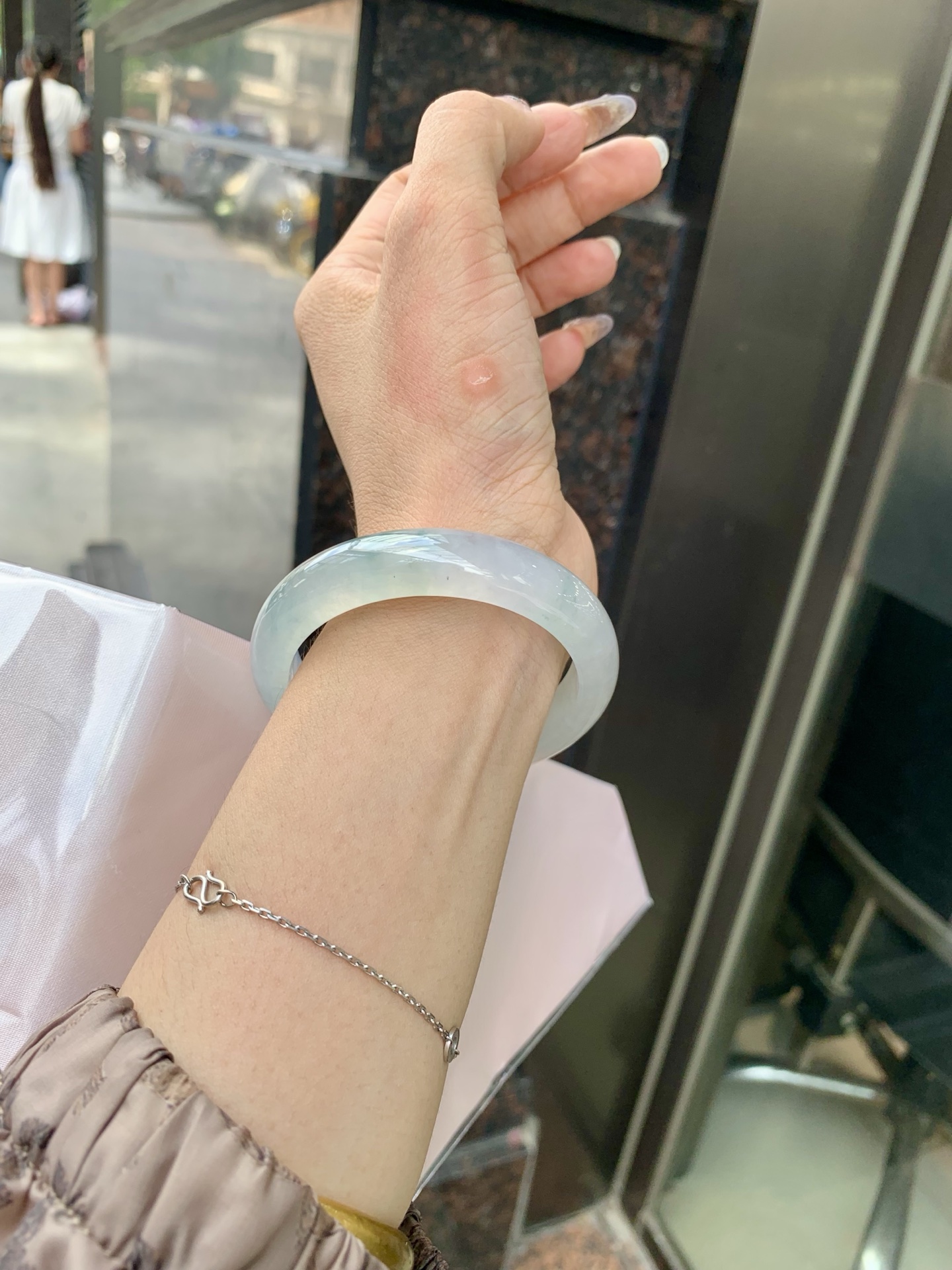 冰飘花正圈 52.5-7.5-11.8 0522-N769 打灯细纹，底妆冰润细腻，冰底中开出了朵朵蓝花，飘花灵动飘逸，勾勒出一幅唯美诗意的山水意境画，古典优雅又秀气