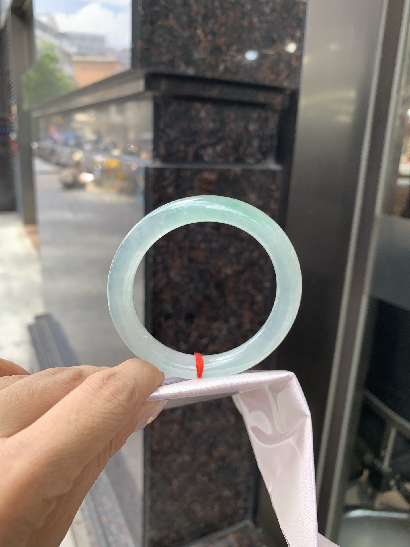 冰晴绿美人条 0522-N783 打灯细纹，底妆冰胶十足，满圈晴绿带飘花，像初春嫩芽落入清泉，均匀柔和，抬眼就是一片宁静感