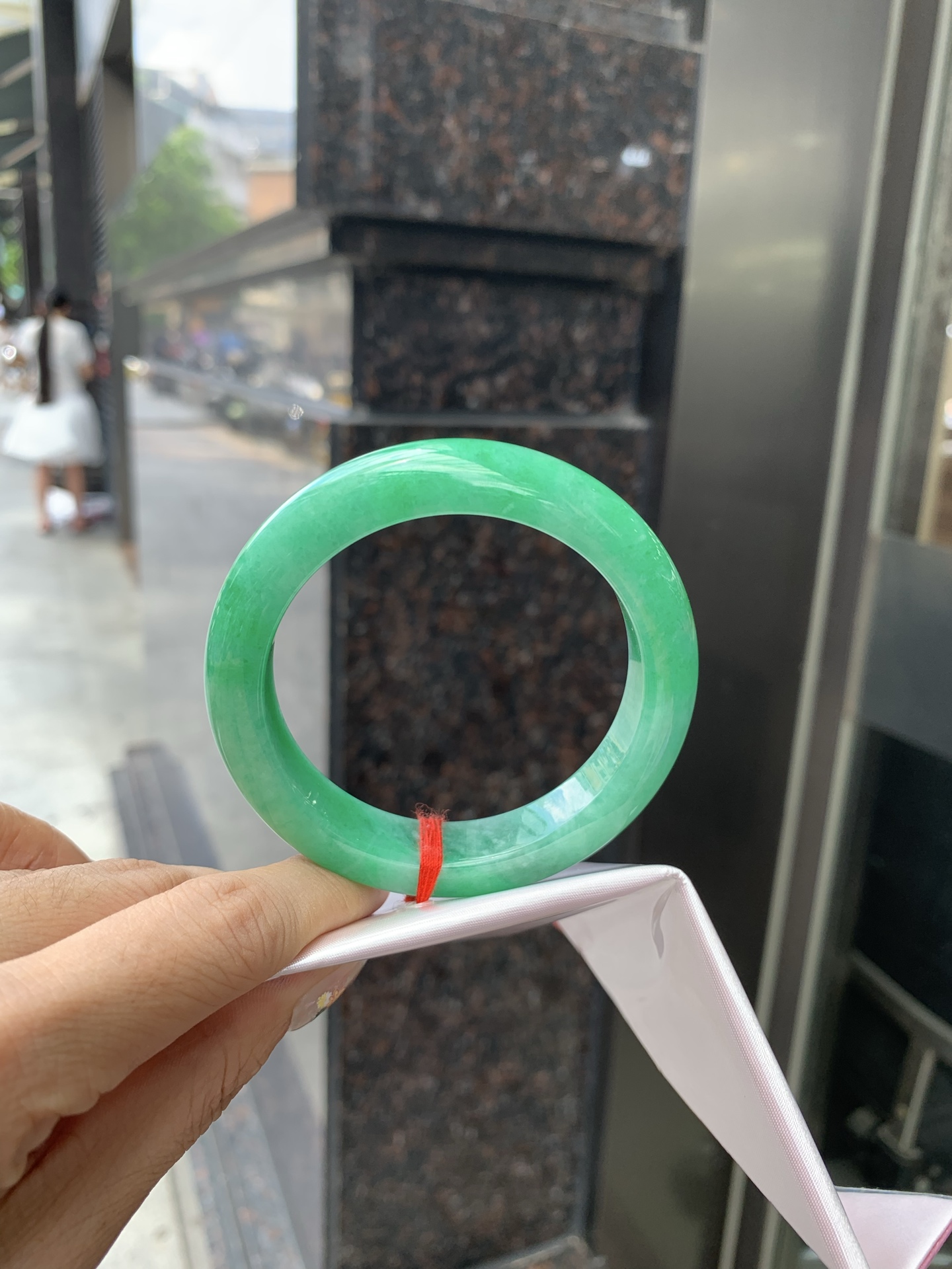 满绿正圈, 打灯细纹，满圈阳绿鲜艳青翠，色泽均匀分布，举手投足之间散发出来的贵气感