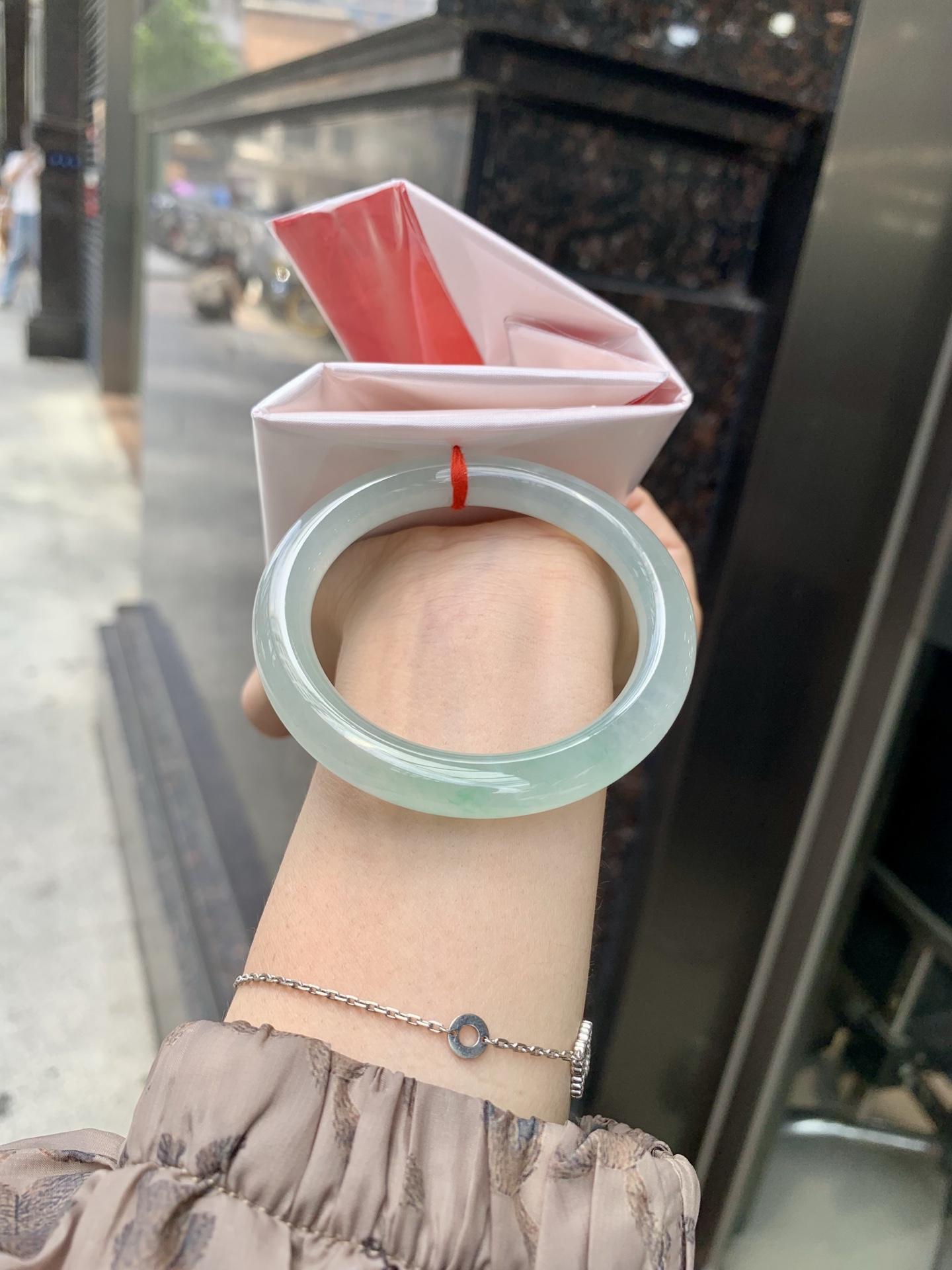 冰晴绿美人条 0522-N783 打灯细纹，底妆冰胶十足，满圈晴绿带飘花，像初春嫩芽落入清泉，均匀柔和，抬眼就是一片宁静感