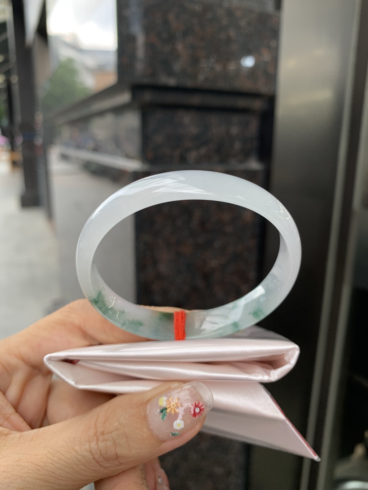 冰飘花贵妃 54.2-48.7-4.4-11.2 0522-N775 无裂，底妆冰润细腻，冰底中开出了朵朵蓝花，飘花灵动飘逸，勾勒出一幅唯美诗意的山水意境画，古典优雅又秀气