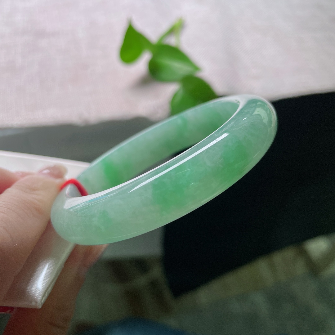 55.2/12.6/8.2，绿底正圈，水润，佩戴古典优雅，韵味十足，种老，无裂，ss53547a