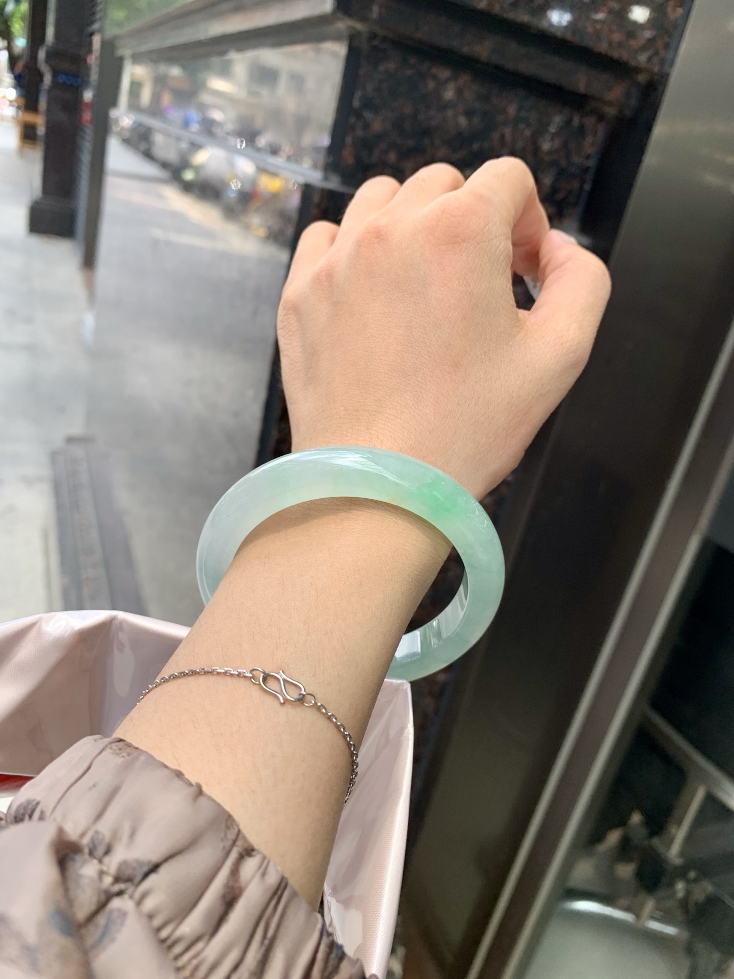 冰晴飘绿正圈 0522-N791 打灯断纹，不扣，底妆水润细腻，满圈晴绿底色飘一抹绿花，鲜艳得像新冒头的嫩芽，灵动清新，即柔和又充满生机