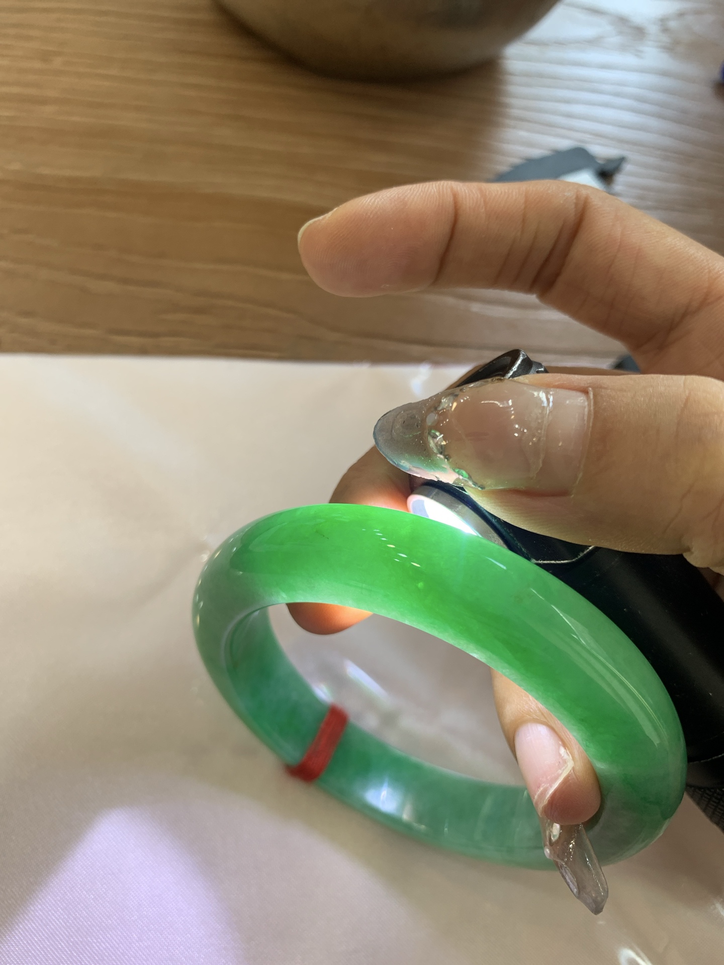 满绿正圈, 打灯细纹，满圈阳绿鲜艳青翠，色泽均匀分布，举手投足之间散发出来的贵气感