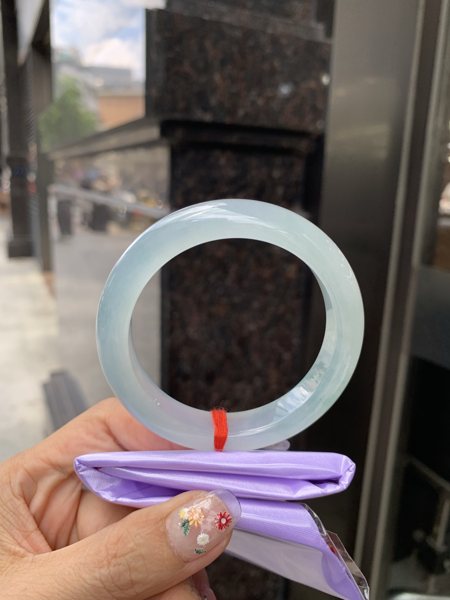 冰飘花正圈 54.9-8.6-11.8 0522-N777 打灯棉线，底妆冰润细腻，冰底中开出了朵朵蓝花，飘花灵动飘逸，勾勒出一幅唯美诗意的山水意境画，古典优雅又秀气