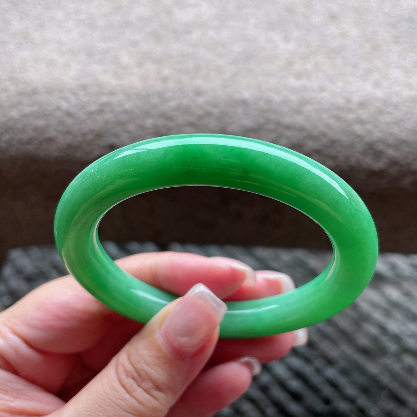 圆条55 56，圈口55-10-9.7，编码0522Q18，糯种满绿，绿意葱葱，玉质细腻，水润，种老，微瑕